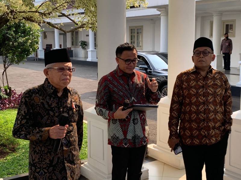 Menteri Pendayagunaan Aparatur Negara dan Reformasi Birokrasi (PANRB) Abdullah Azwar Anas (tengah).