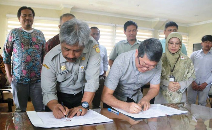 Direktur Polbangtan Malang Setya Budhi Udrayana (kiri) menandatangani kerjasama dengan Direktur Paskomas, Hartono Wignjopranoto.