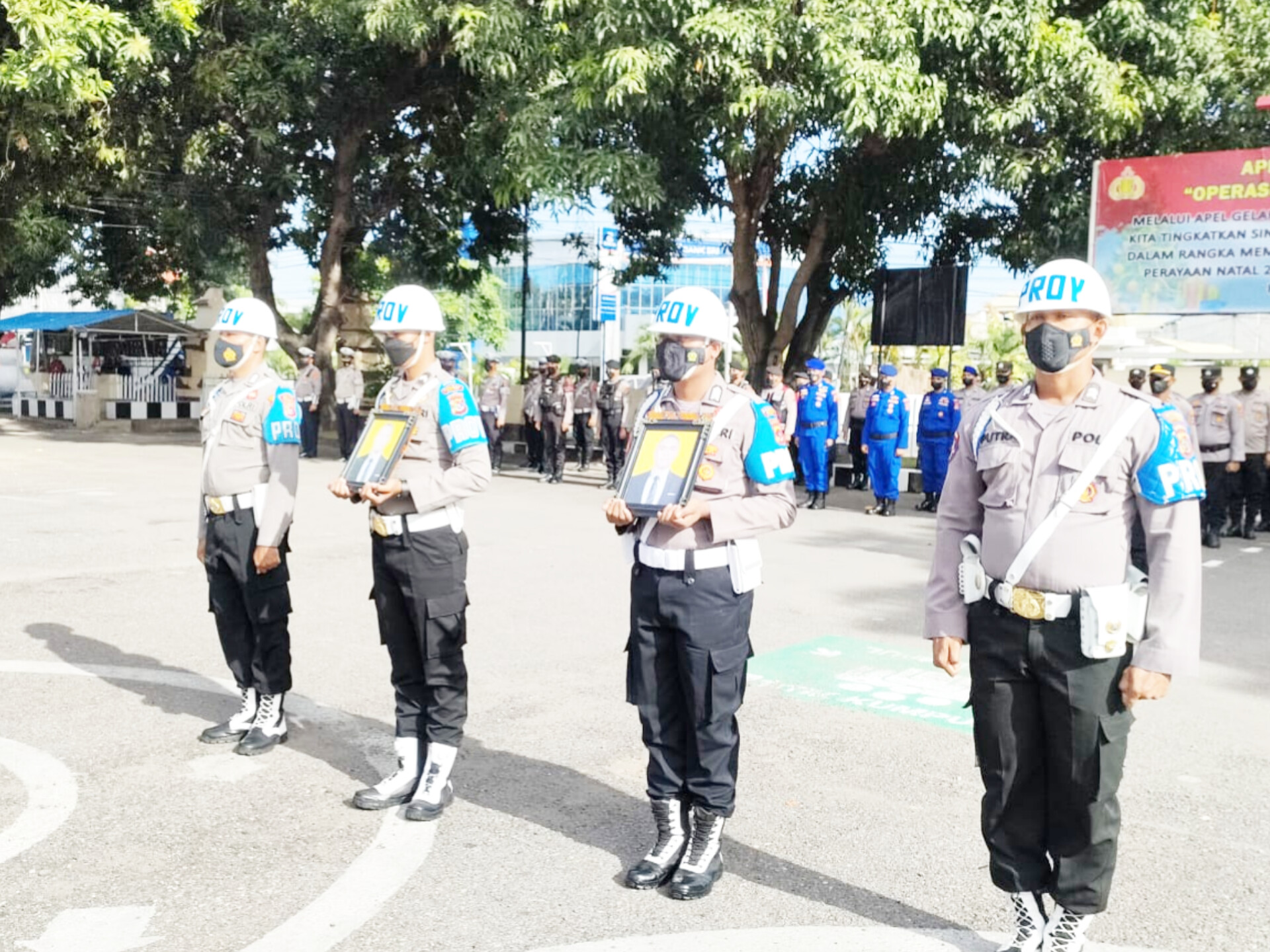 Upacara pemberhentian tidak dengan hormat (PTDH) dua polisi di Polres Sikka, NTT yang tidak dihadiri oknum polisi yang bandel tersebut, Seni