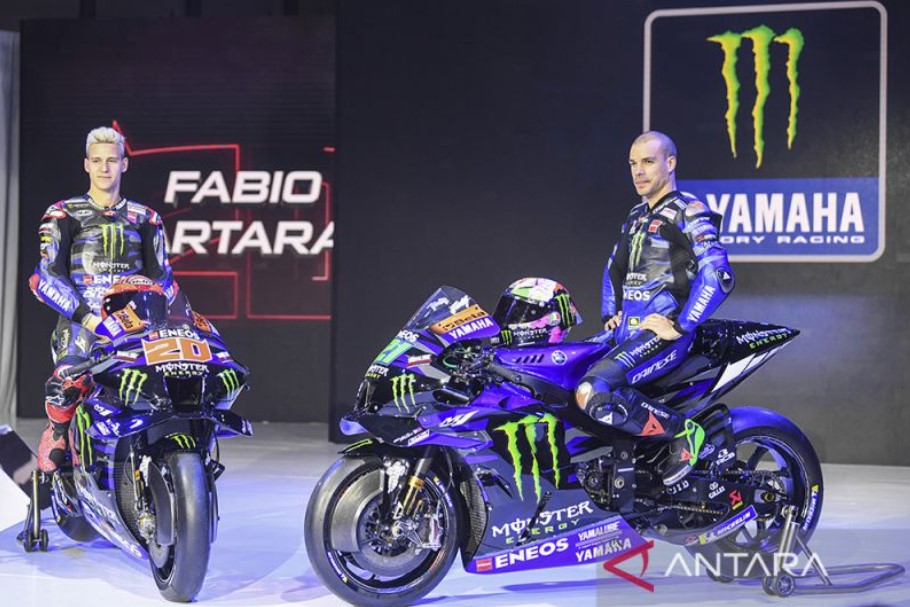 Duet Pembalap Yamaha Fabio Quartararo (kiri) dan Franco Morbidelli  saat peluncuran  sepeda motor Yamaha YZR M1 2023  di Jakarta.