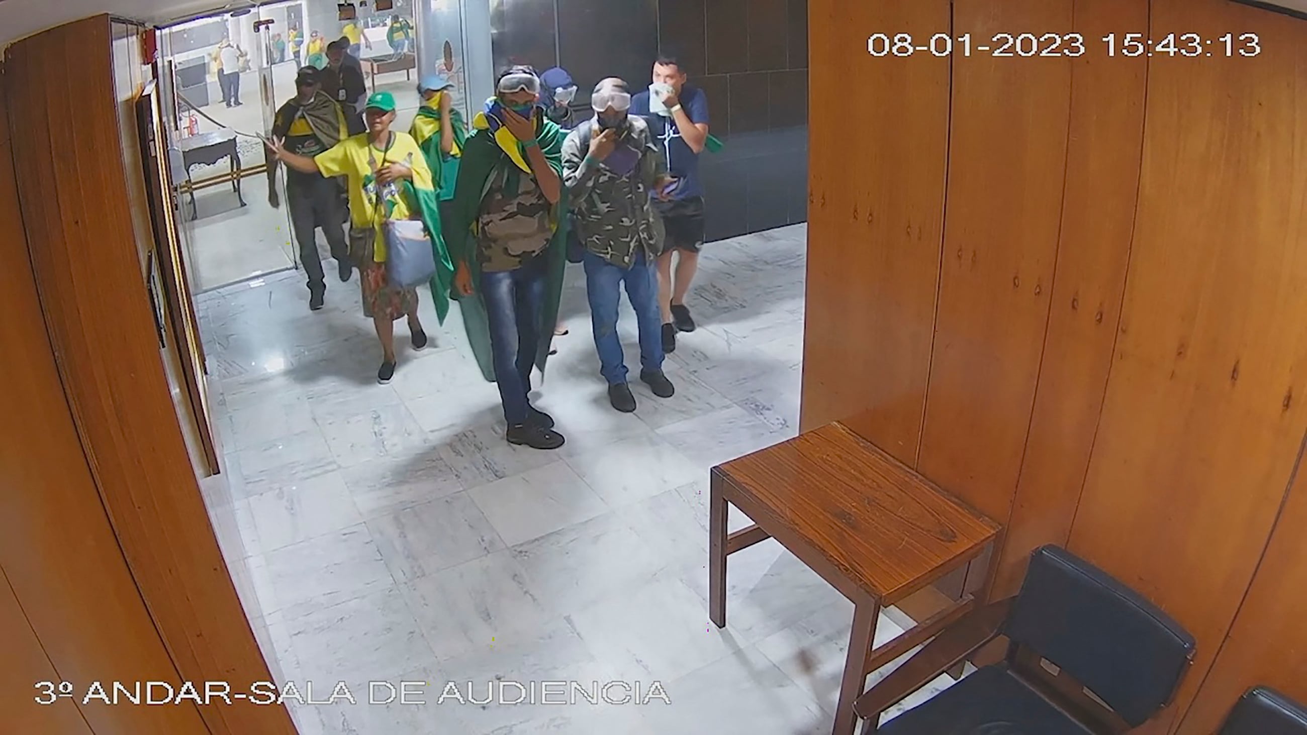 CCTV menunjukkan para pendukung mantan Presiden Jair Bolsonaro menerobos masuk Istana Presiden di Brasilia, Brasil, pada 16 Januari 2023. 