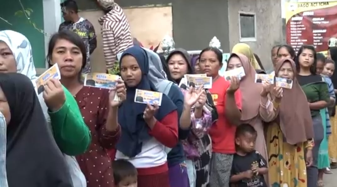 Ibu-ibu mengantre di bazar sembako murah Sahabat Sandiaga diKampung Bojong Larang, Kelurahan Sukamantri, Kecamatan Garut Kota, Selasa (17/1)