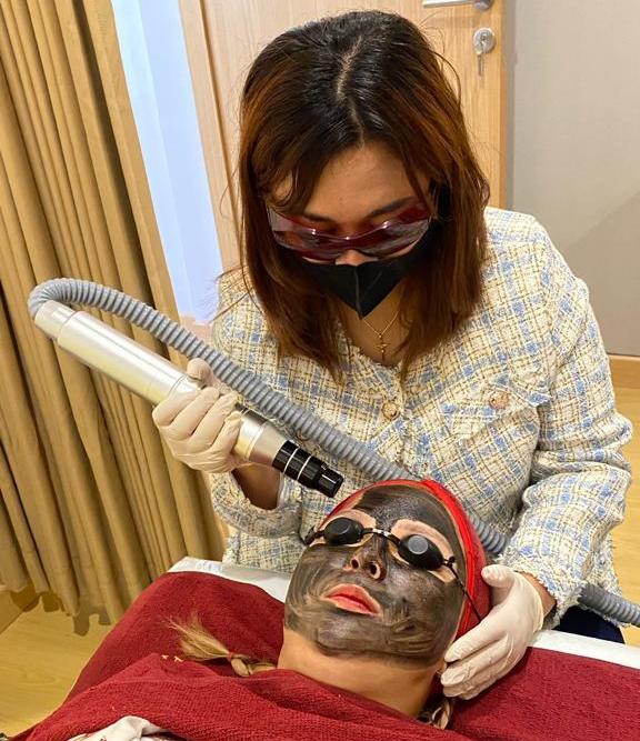 Yang paling banyak diminati konsumen untuk mengatasi problem flek hitam adalah dengan laser wajah dan skin booster.