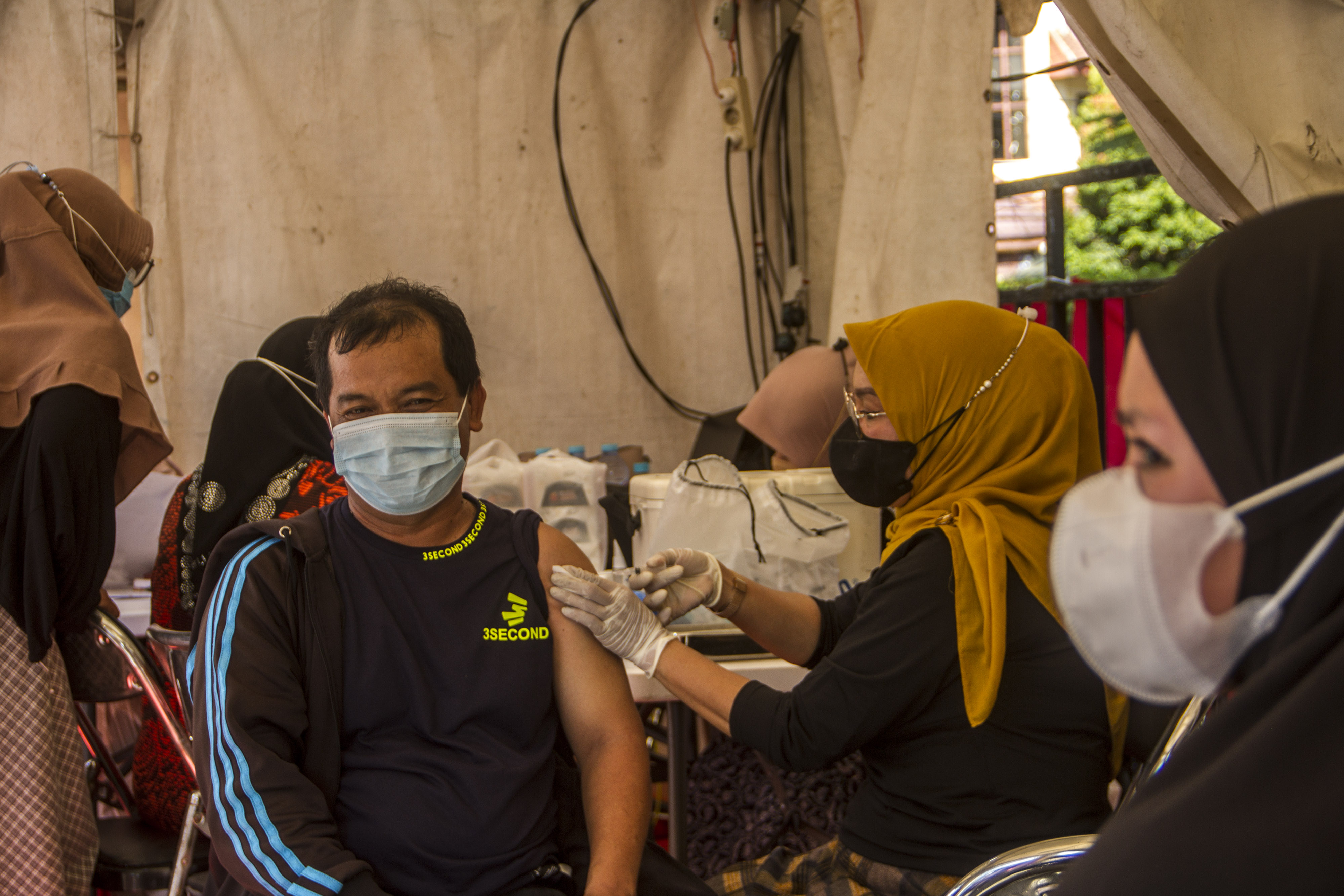 Petugas kesehatan di Banjarmasin, Kalimantan Selatan, menyuntikkan vaksin covid-19 kepada warga