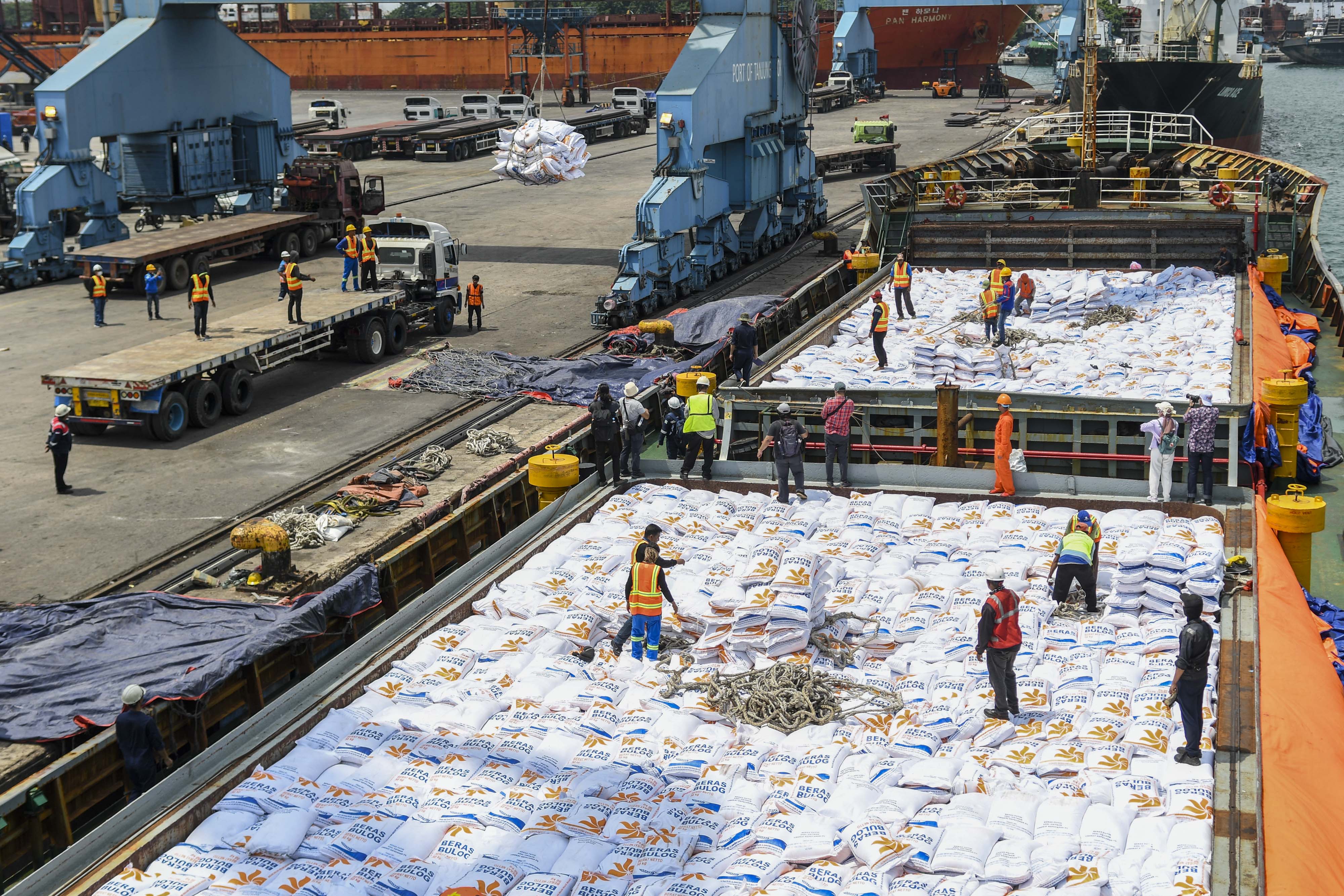Pekerja menurunkan beras yang diimpor Perum Bulog di Pelabuhan Tanjung Priok, Jakarta.