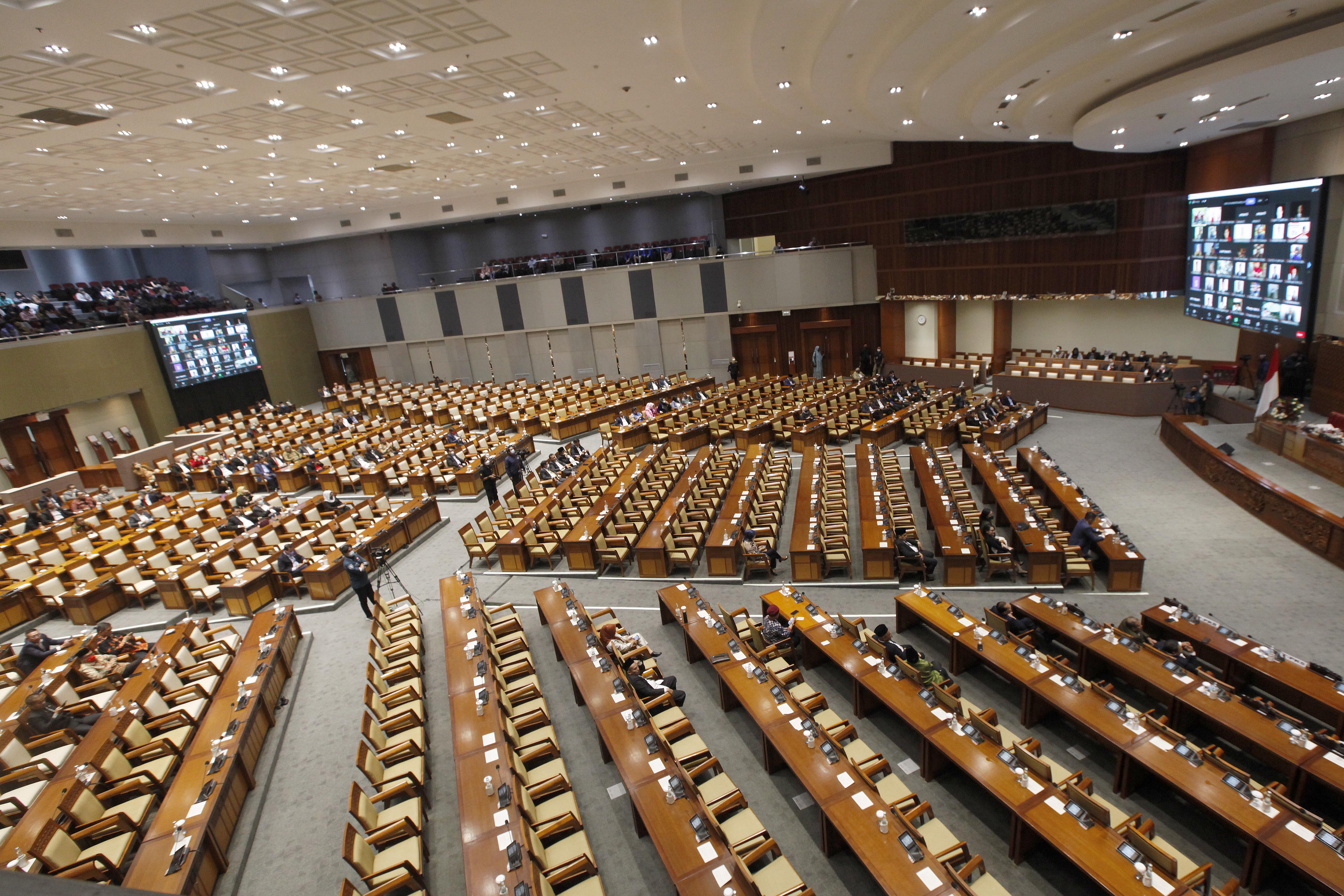 Anggota dewan mengikuti rapat paripurna penutupan masa sidang DPR di Gedung Nusantara II, Kompleks Parlemen Senayan, Jakarta.
