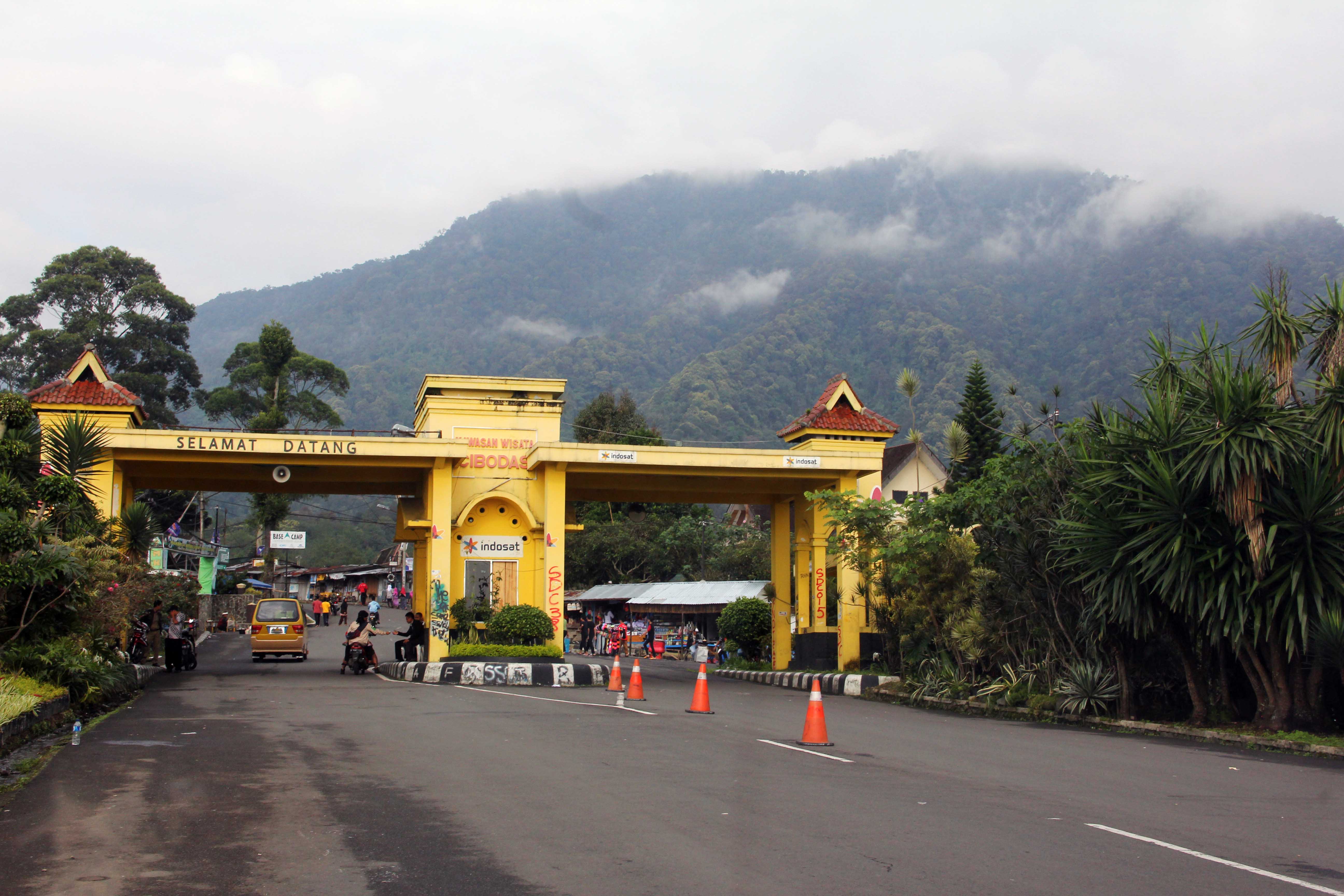 Gerbang masuk Bumi Perkemahan Mandalawangi Cibodas yang berada di kaki Gunung Gede Pangrango, Jawa Barat.