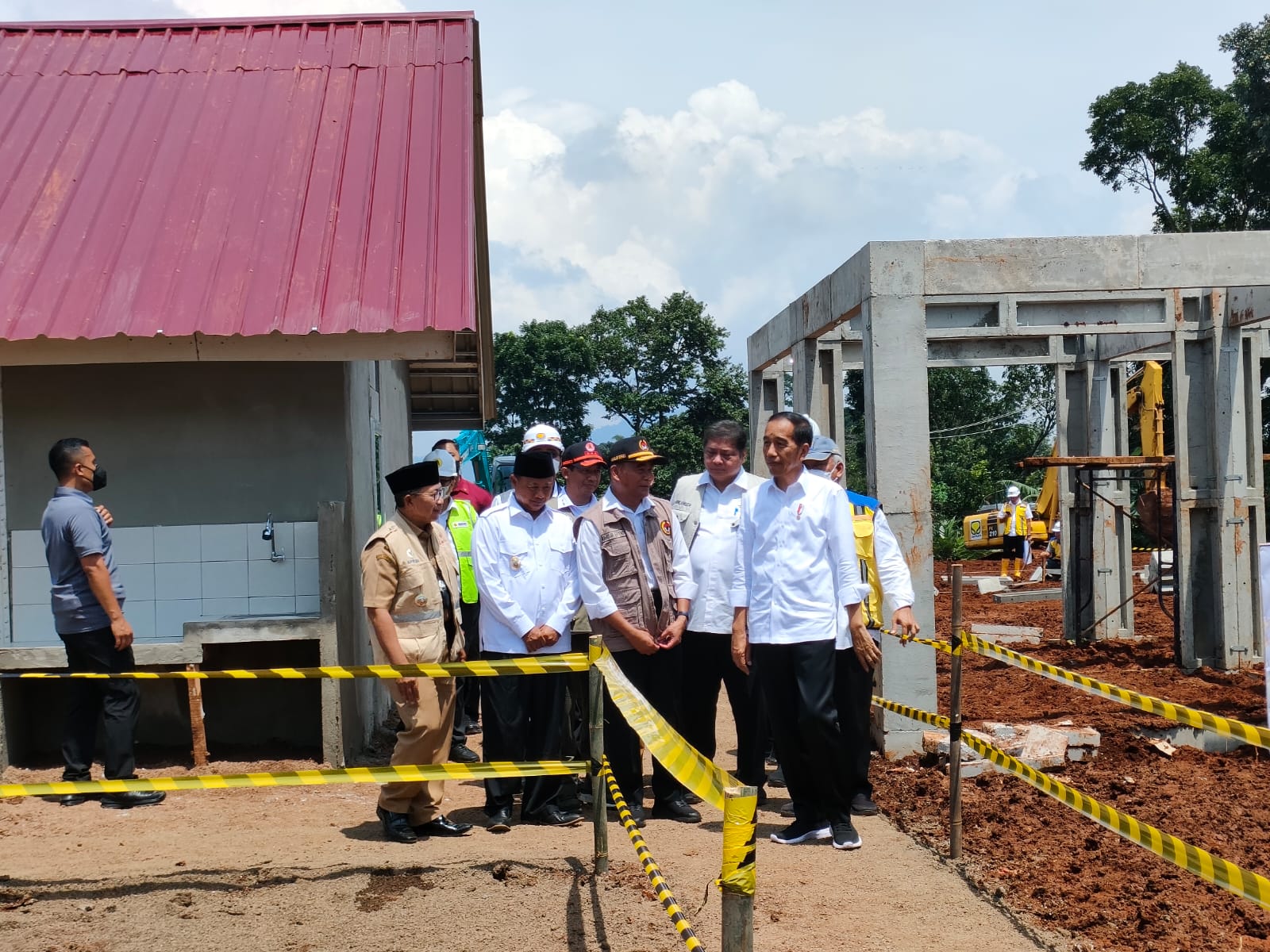 Presiden RI Joko Widodo meninjau pembangunan rumah tahan gempa di lahan relokasi Desa Sirnagalih, Cianjur