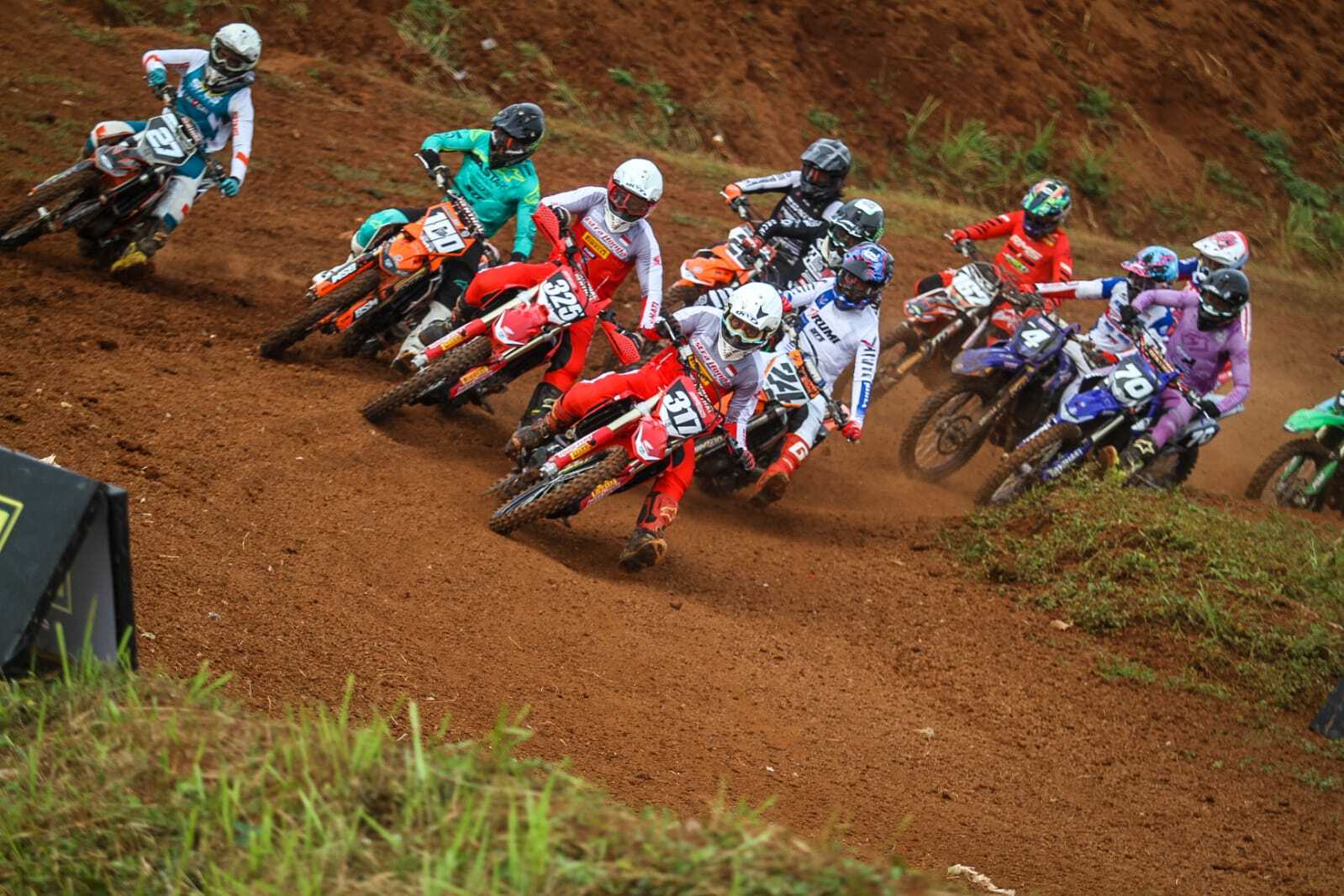Pembalap Astra Honda Racing Team memimpin di Kejurnas Motocross 2022