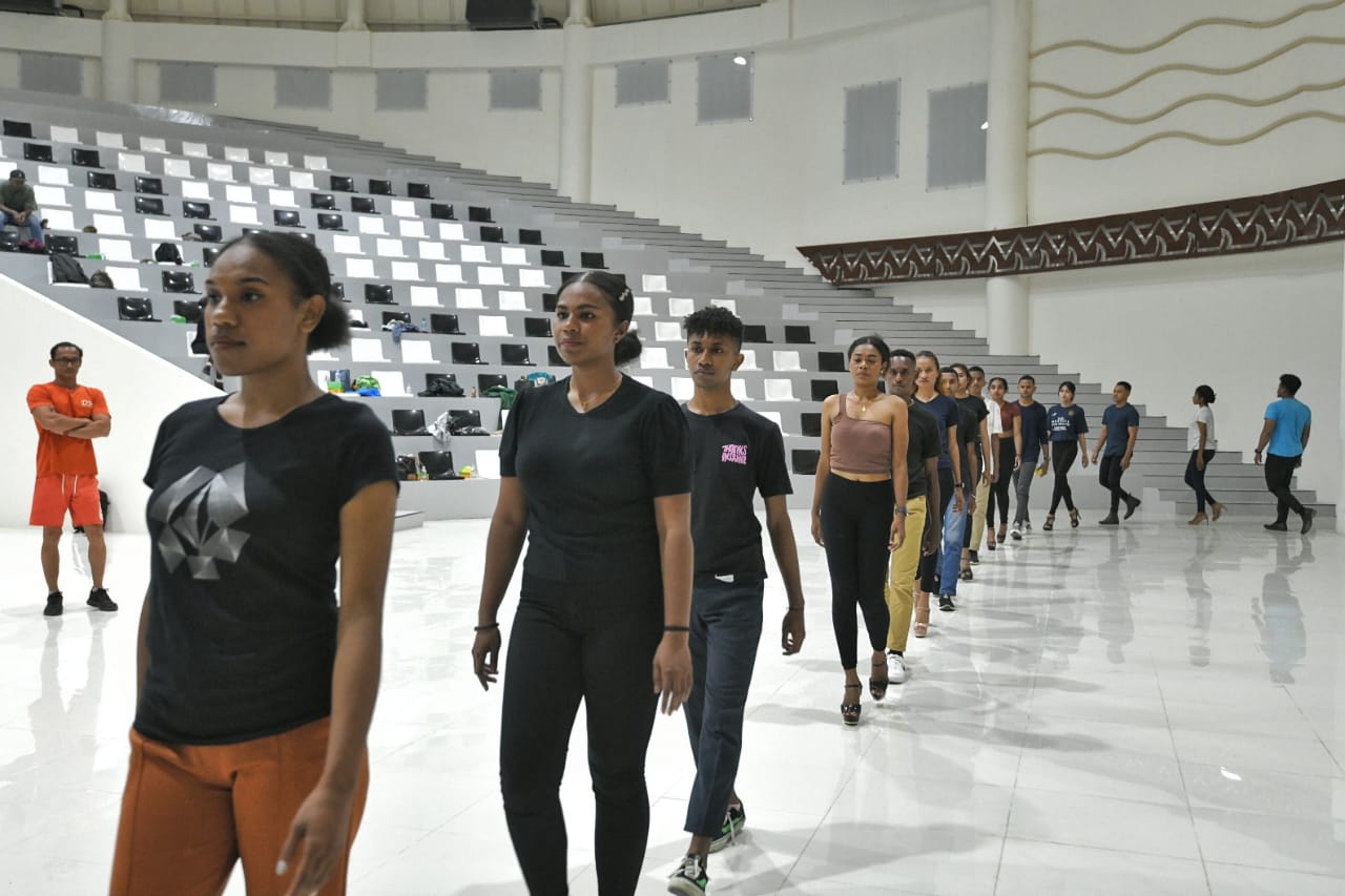 Anak-anak muda Papua berlatih untuk penampilan terbaik untuk acara peresmian gedung Papua Youth Creative Hub (PYCH) di Jayapura, Rabu (18/1)