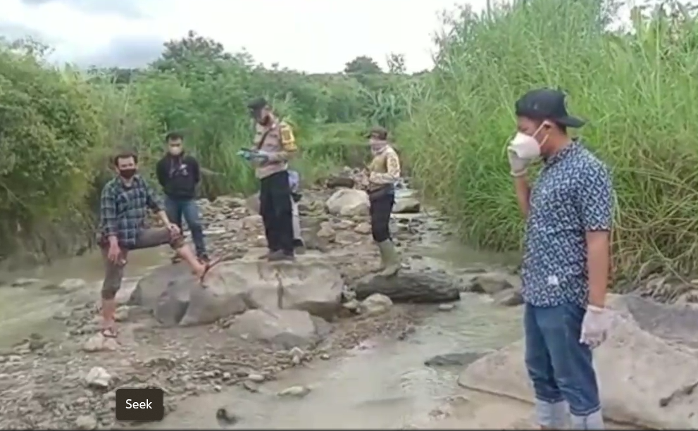 Polisi mendatangi lokasi penemuan jasad lelaki.