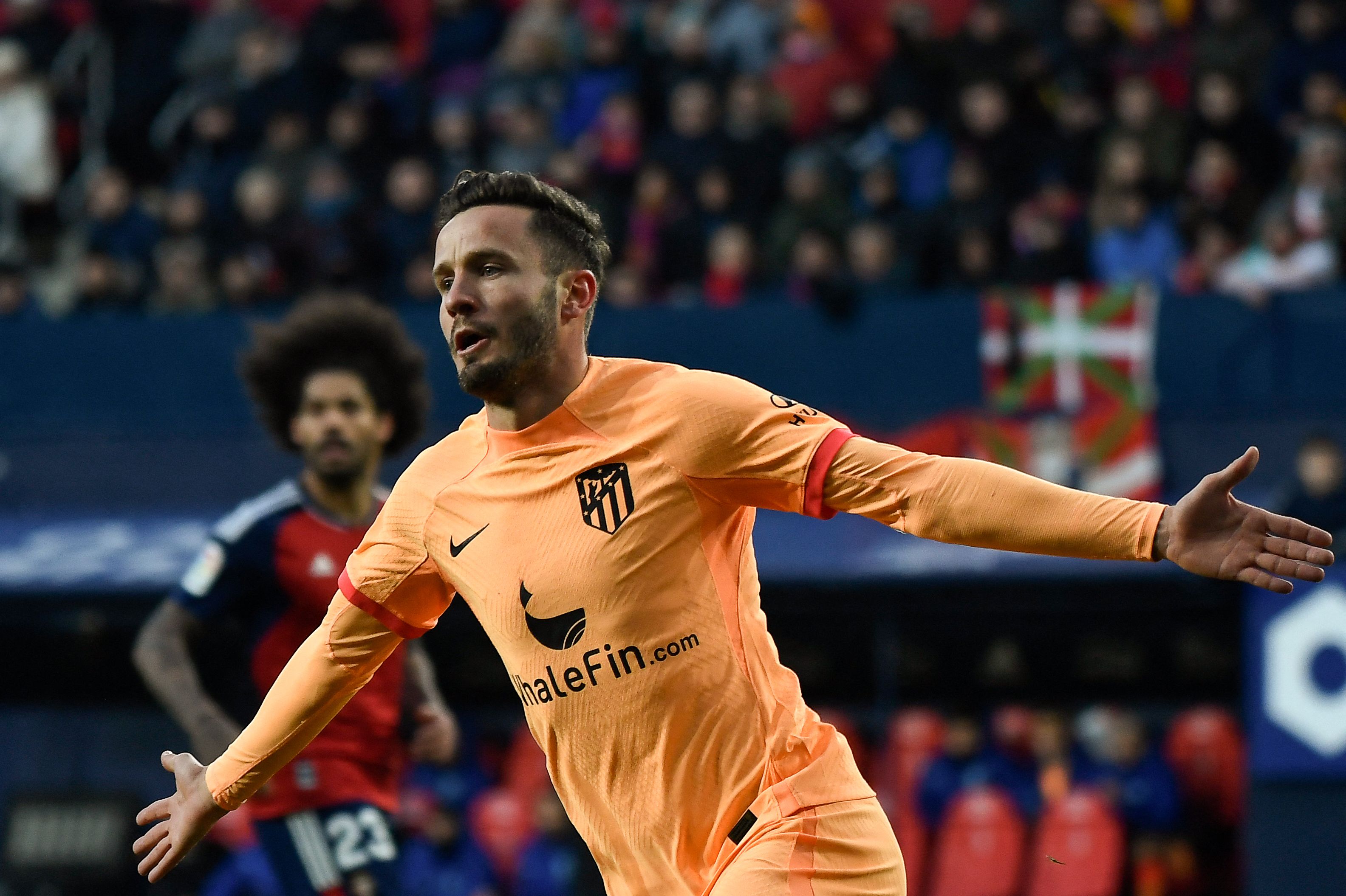 Gelandang Atletico Madrid Saul Niguez melakukan selebrasi usai mencetak gol ke gawang Osasuna di laga La Liga.