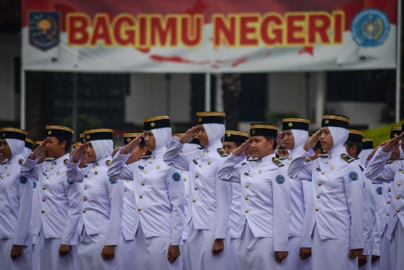Sejumlah calon uda Praja Institut Pemerintahan Dalam Negeri (IPDN) mengikuti upcara.