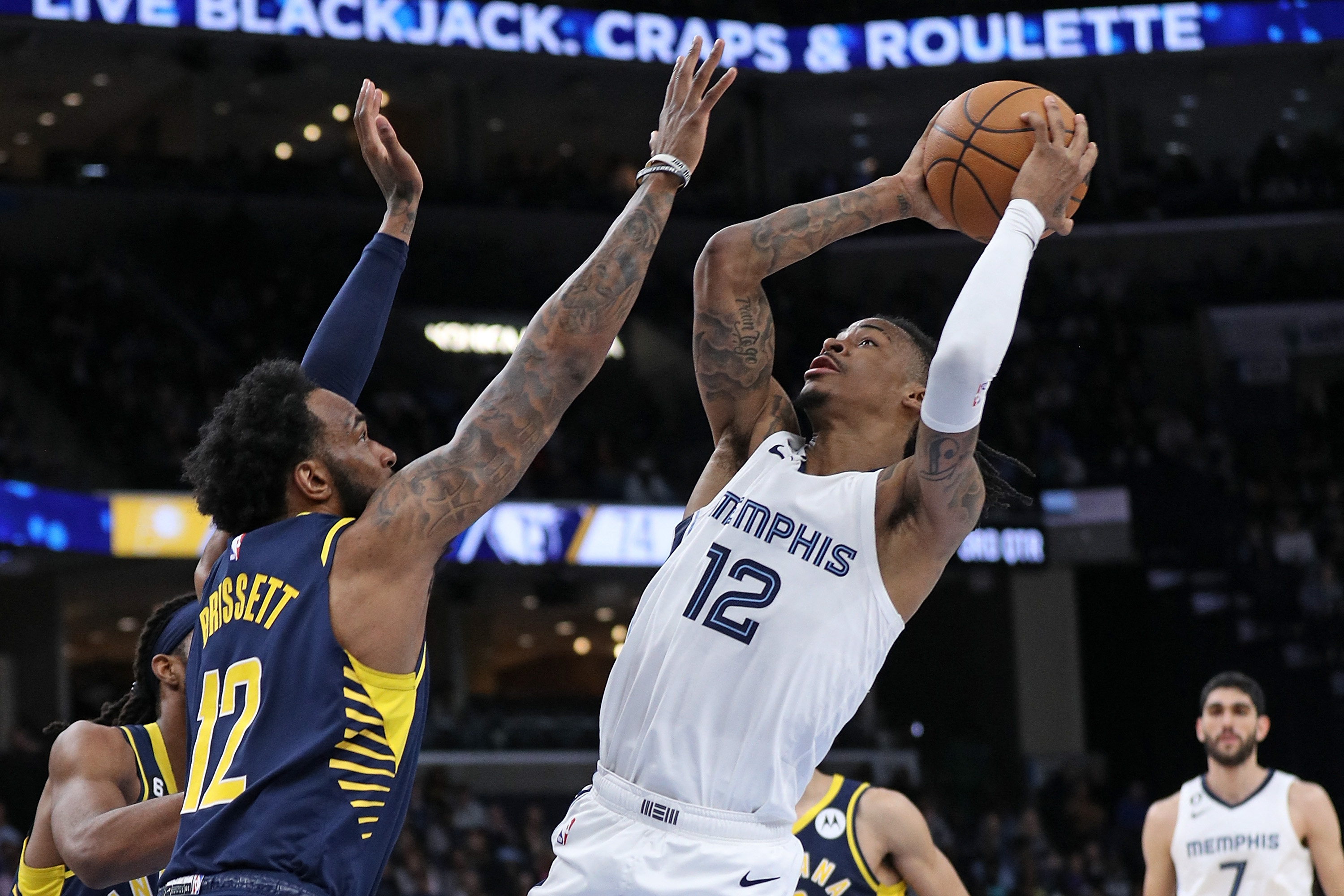Pebasekt Memphis Grizzlies Ja Morant melepaskan tembakan dalam laga NBA melawan Indiana Pacers.