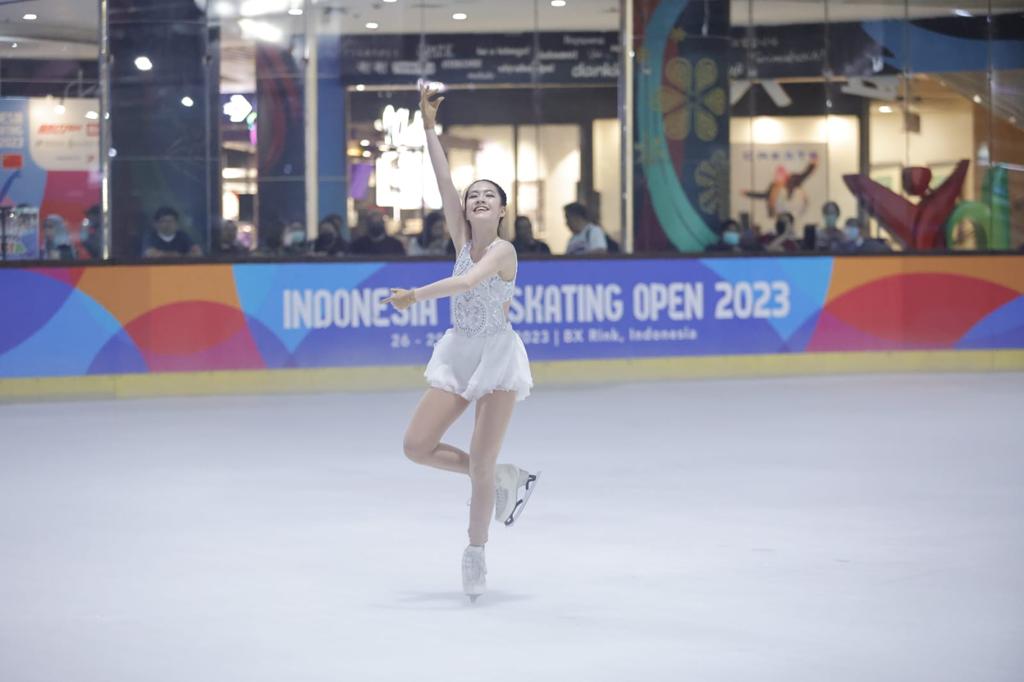Salah satu penampilan atlet ice skating di IISO 2023