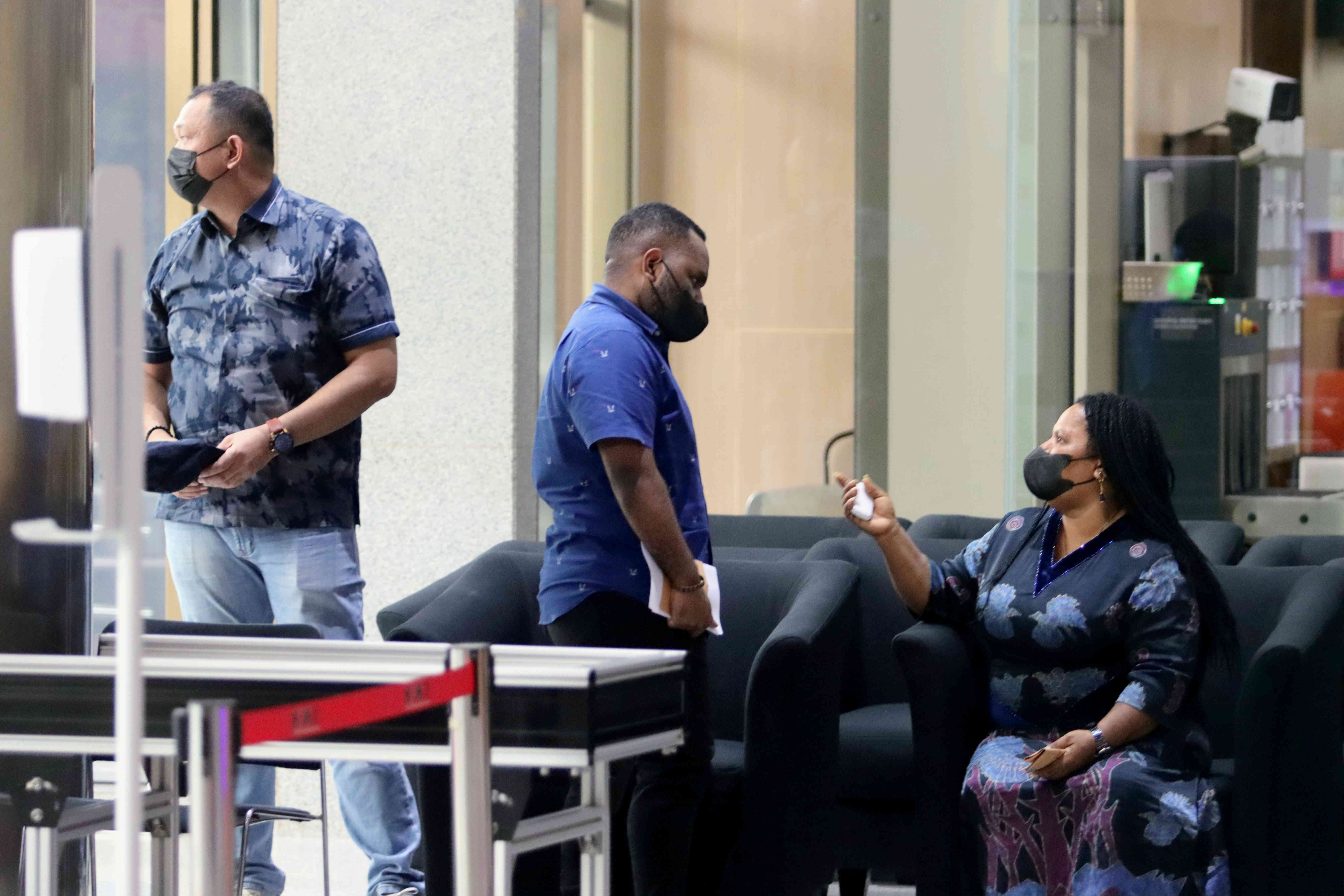 Istri dan anak Gubernur nonaktif Papua Lukas Enembe, Yulce Wenda (kanan) dan Astract Bona Timoramo Enembe (tengah), didampingi pengawalnya.