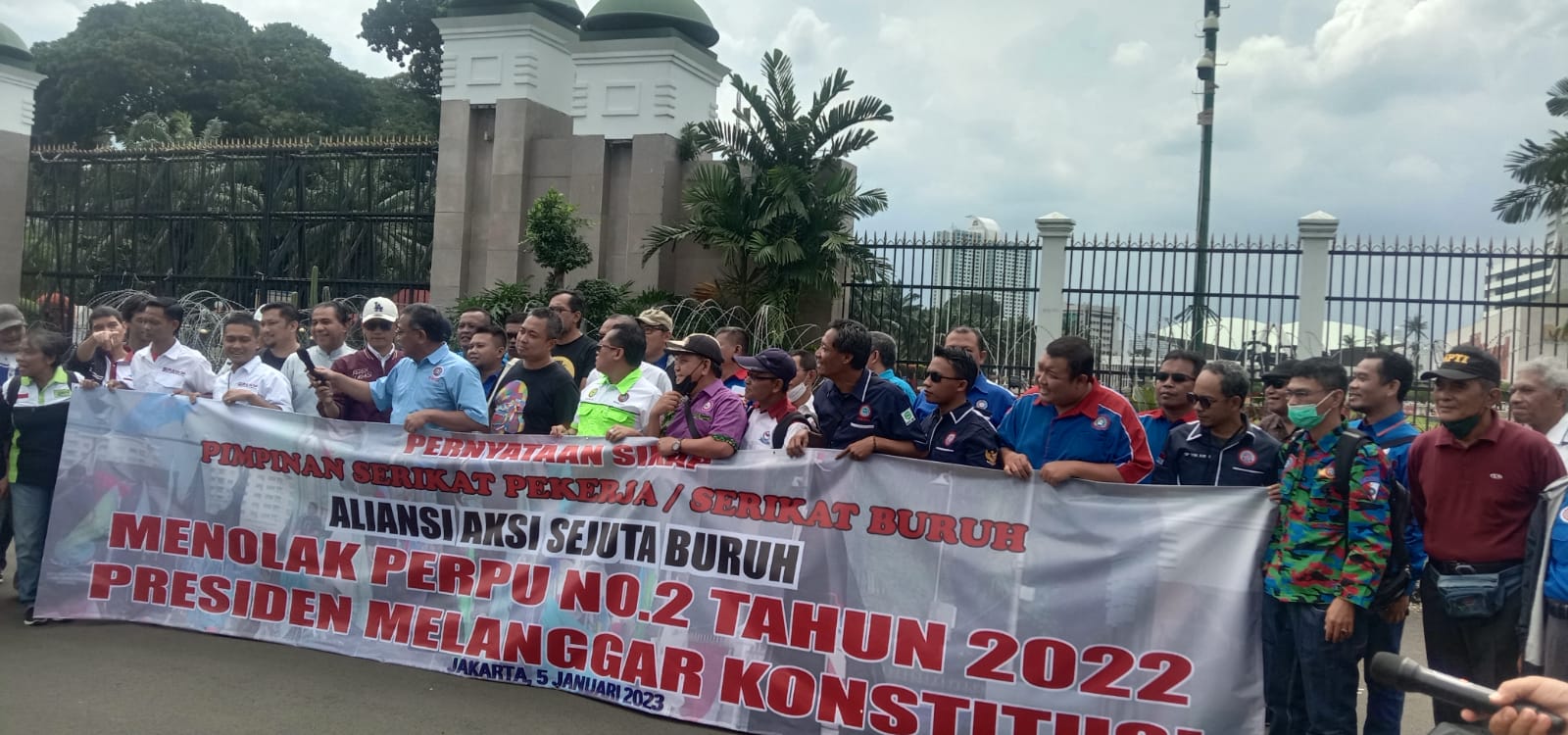 Puluhan pimpinan Konfederasi dan Federasi Serikat Pekerja yang tergabung dalam Aliansi Aksi Sejuta Buruh (AASB) desak DPR gunakan hak angket