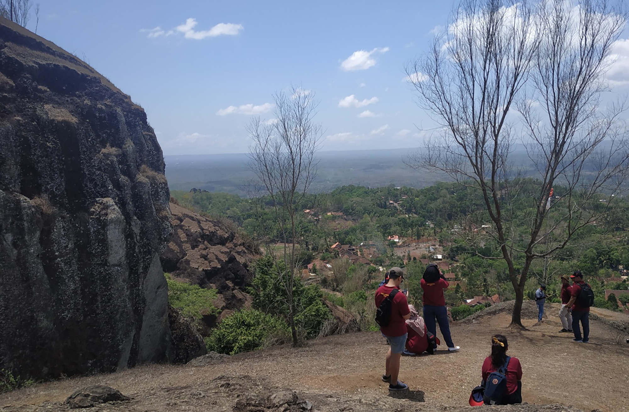 Wisatawan menikmati objek wisata Gunung Api Nglanggeran di Gunungkidul, Yogyakarta, pekan lalu. 