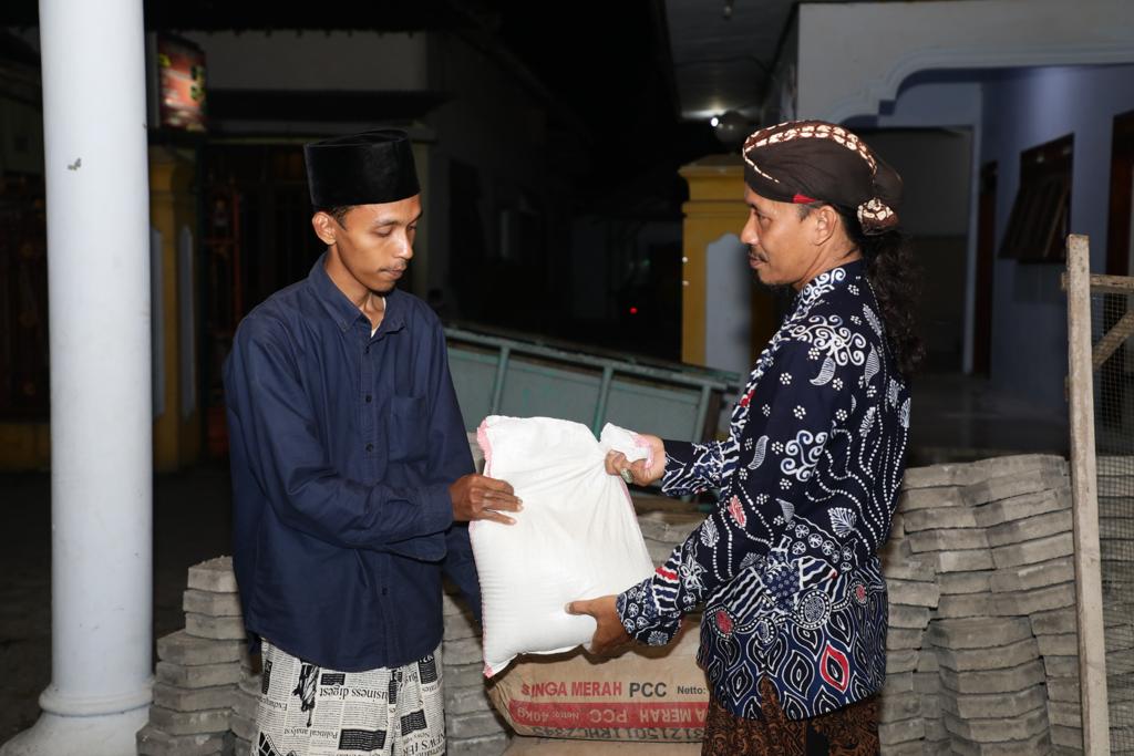 RELAWAN Gus-gus Nusantara serahkan bantuan berupa renovasi tempat mandi cuci kakus (MCK) di Pondok Pesantren Al Falah Trenceng, Tulungagung