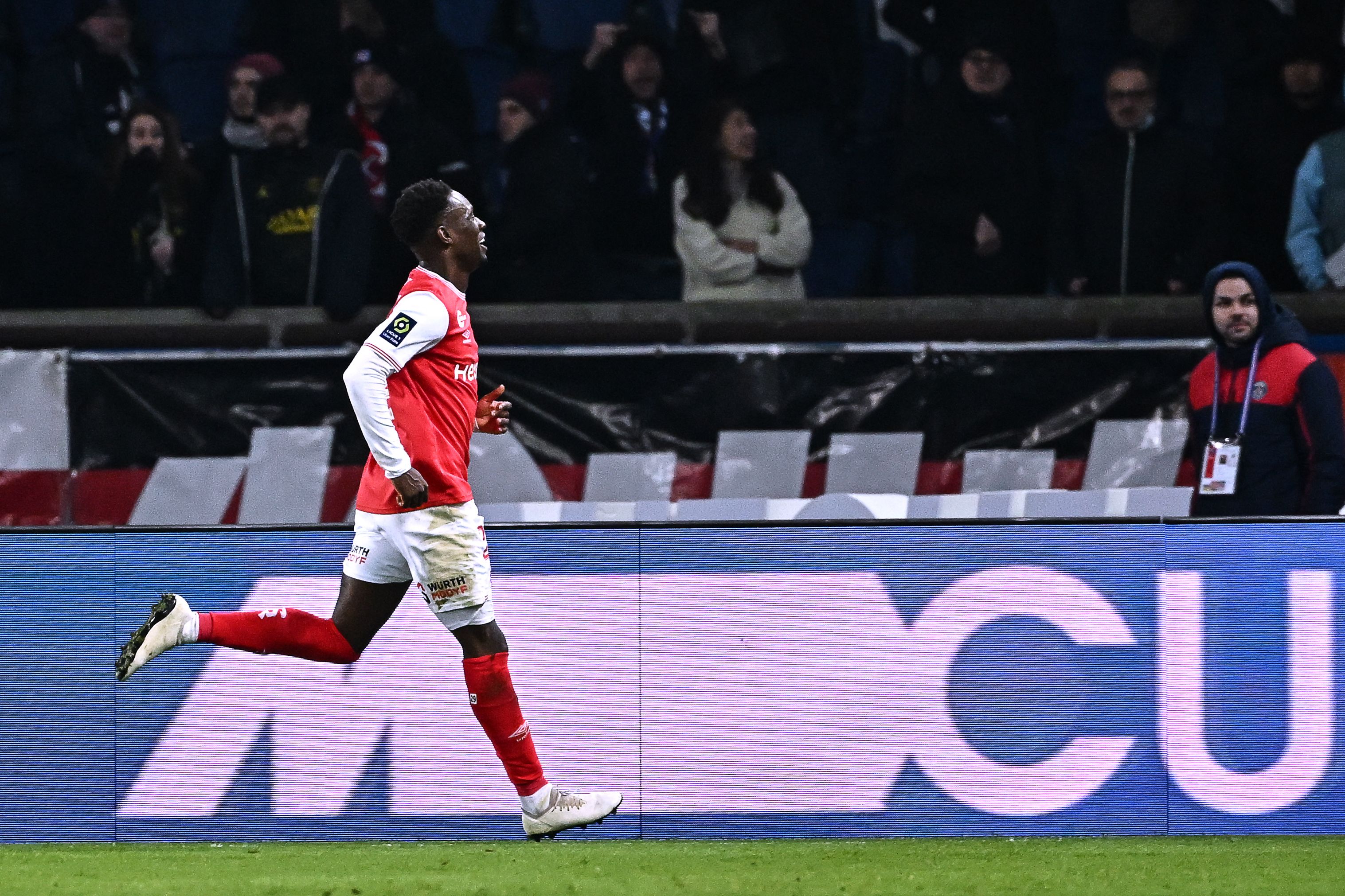 Penyerang Reims Folarin Balogun melakukan selebrasi usai mencetak gol ke gawang PSG di laga Ligue 1.