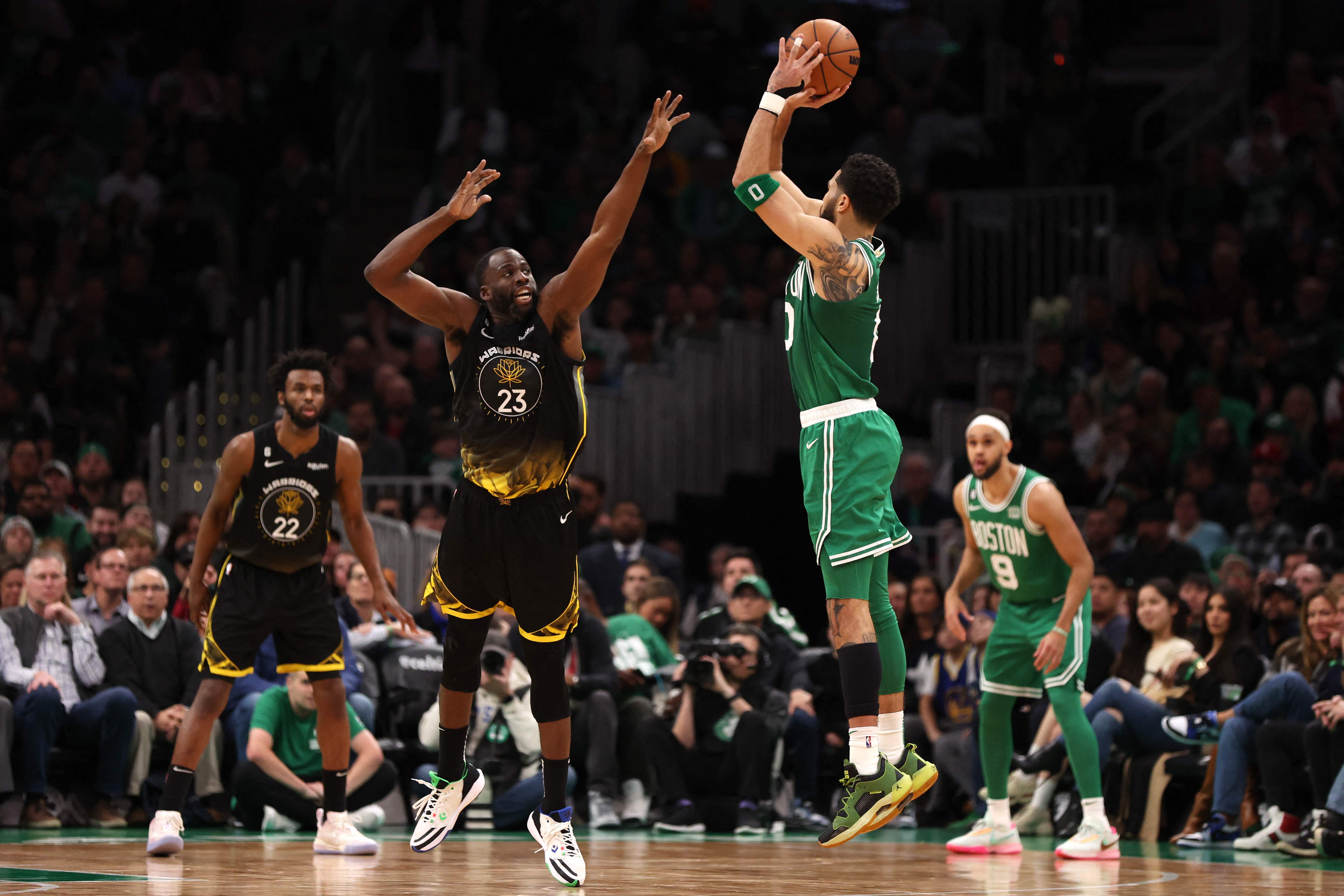 Laga NBA antara Boston Celtics dan Golden State Warriors.