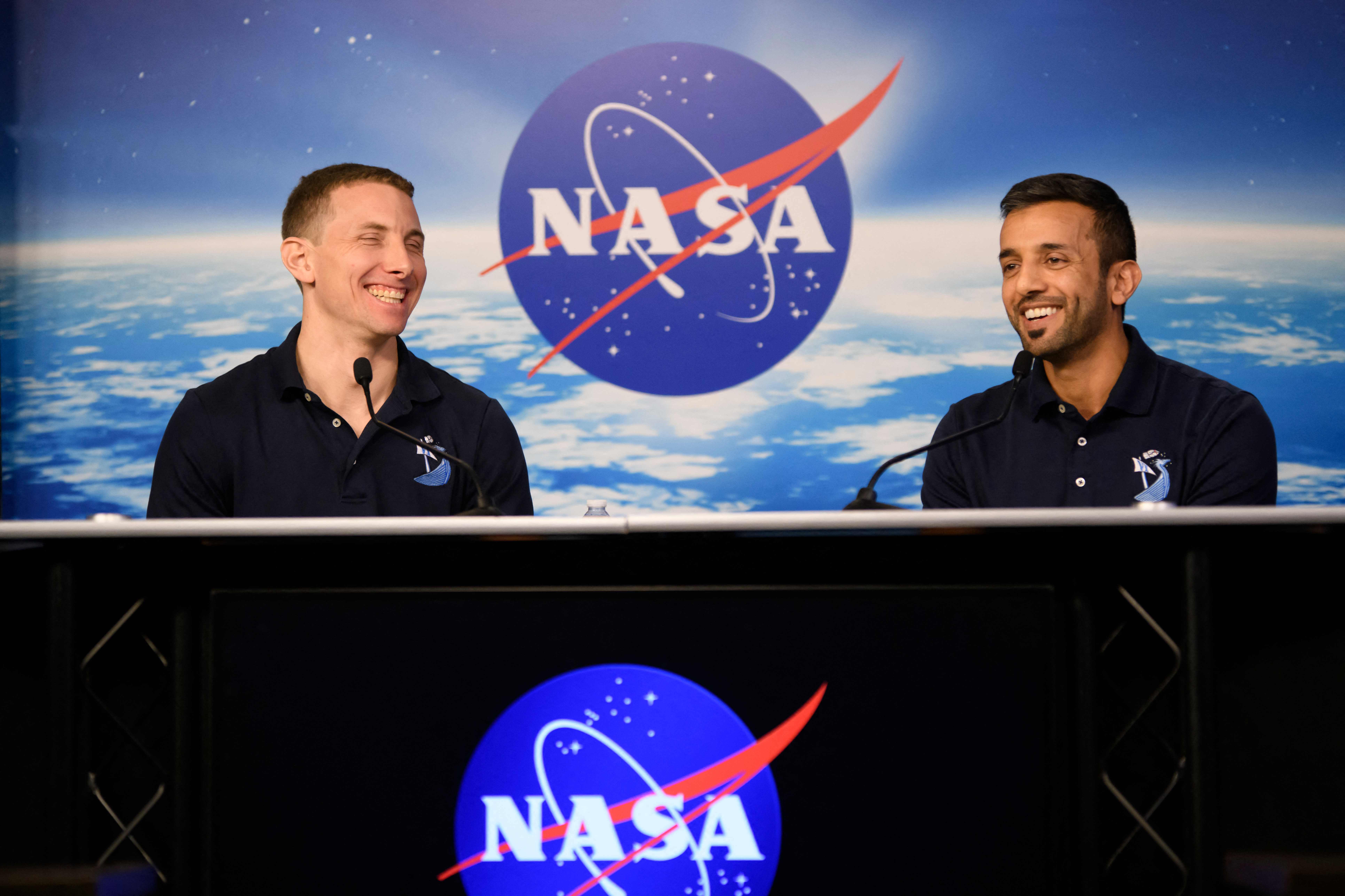 Astronaut UEA Emirati Sultan al-Neyadi (kanan) bersama rekan kerjanya dari NASA Warren Hoburg