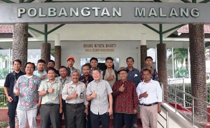 Direktur Setya Budhi Udrayana, Dirut Paskomnas, Hartono W dan Project Manager PPIU Jatim, Acep Hariri bersama petani milenial Jatim.