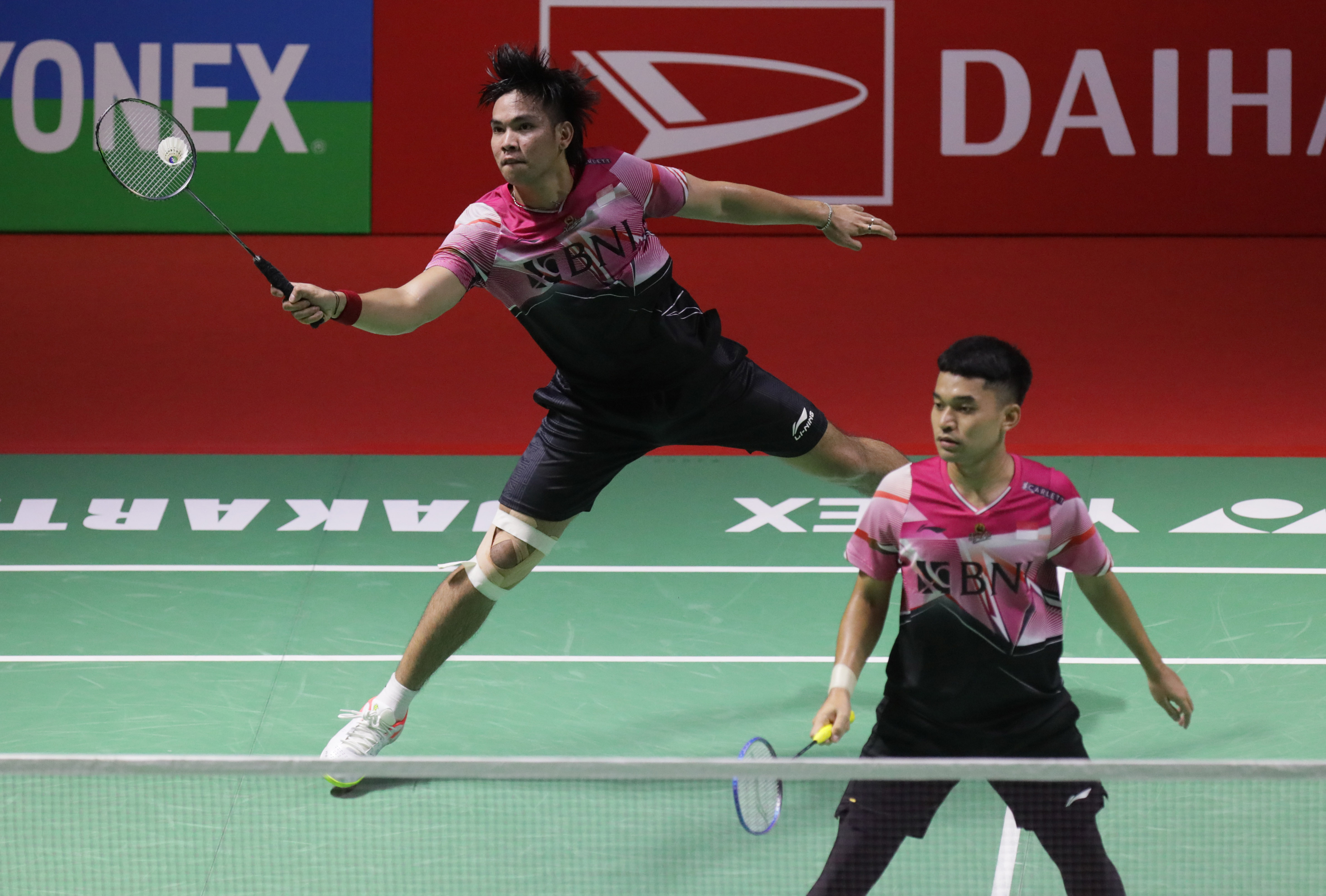 Aksi pasangan muda ganda putra Indonesia Leo Rolly Carnando (kanan) dan Daniel Marthin di Istora Senayan, Jakarta, Jumat (27/1).