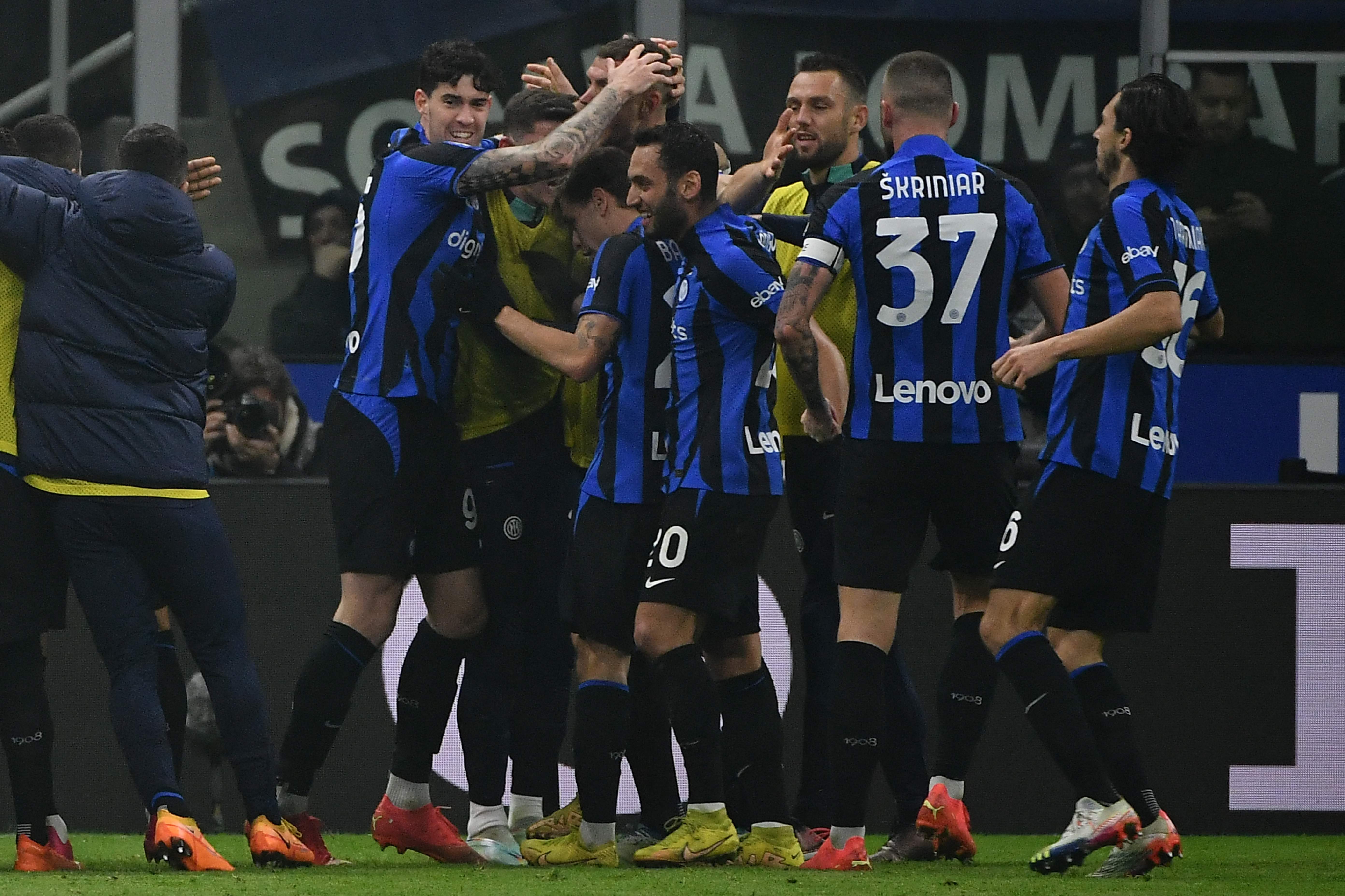 Penyerang Inter Milan Edin Dzeko (tidak terlihat) melakukan selebrasi usai mencetak gol ke gawang Napoli di laga Serie A.