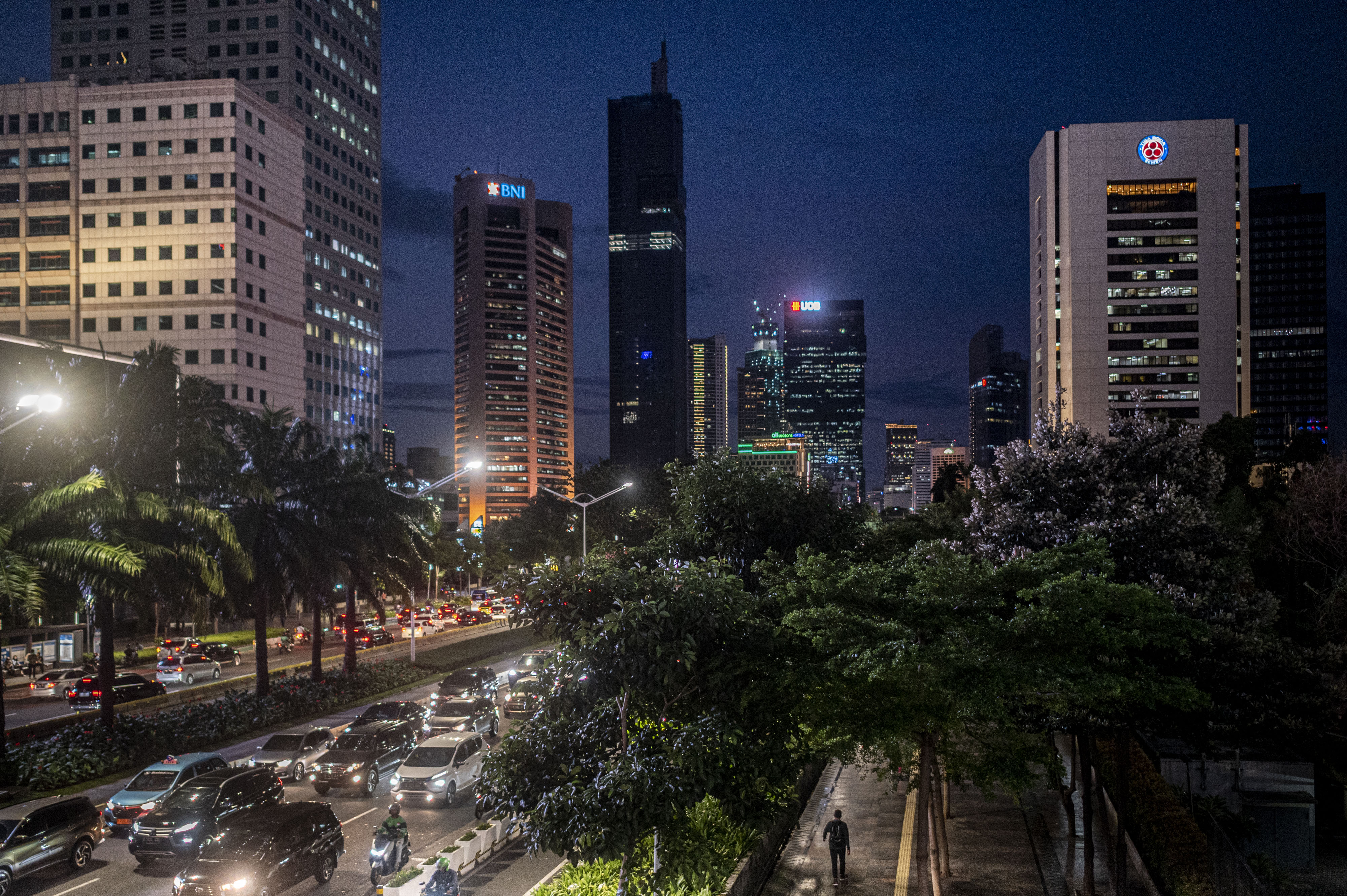 Seorang warga berjalan di jalur pedestrian Jalan Jenderal Sudirman, Jakarta