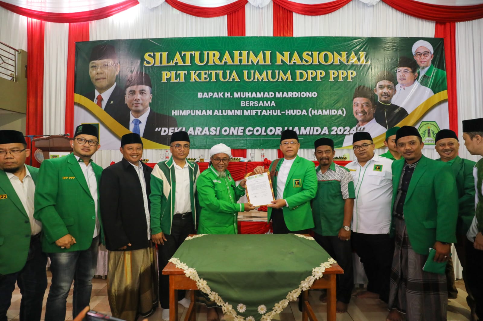 Plt Ketua Umum PPP, Muhamad Mardiono, Wagub Jabar Uu Ruzhanul di Pondok Pesantren Miftahul Huda, Manonjaya, Tasikmalaya, Jawa Barat.