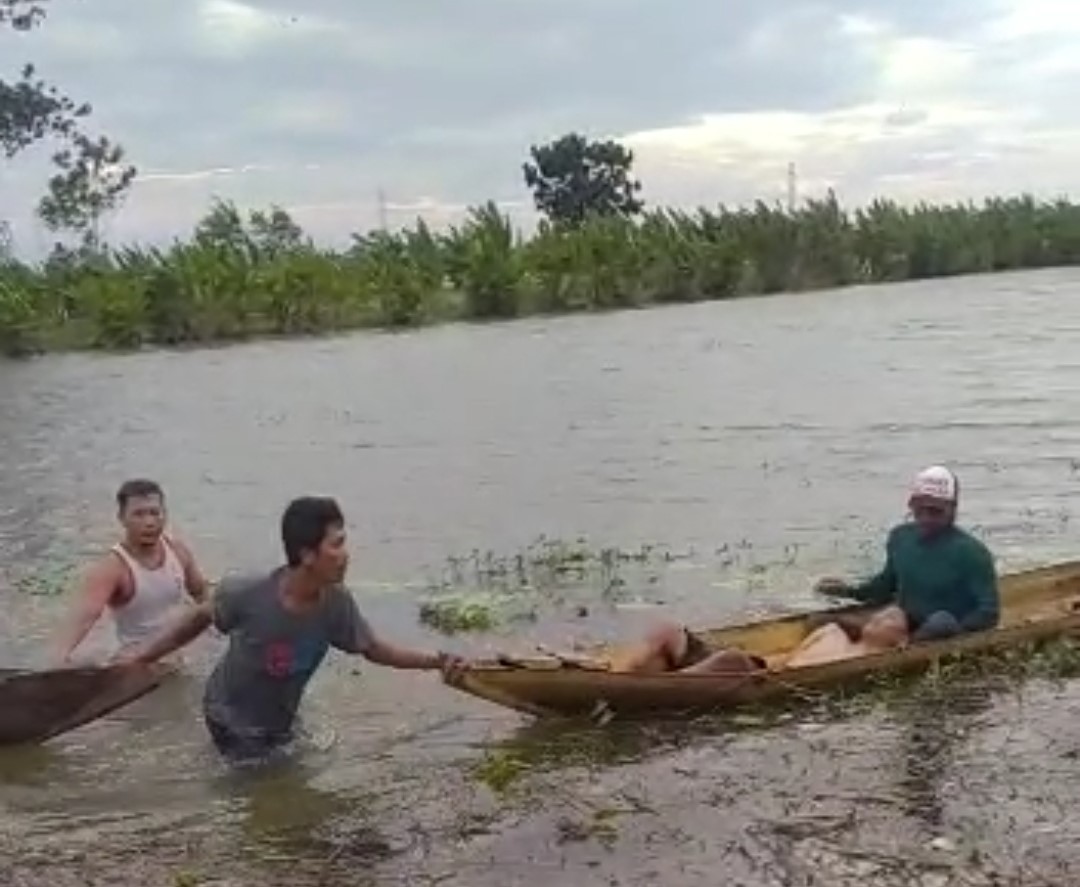 Warga berhasil evakuasi salah satu korban selamat di Desa Bulungcangkring, Jekulo, Kudus, Minggu (1/1/2023), dua lainnya hanyut diterjang ba