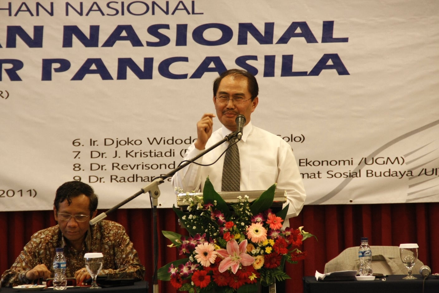 Ketua Mahkamah Konstitusi (MK) periode pertama, yang juga Guru Besar Hukum Tata Negara FHUI Prof Jimly Asshiddiqie