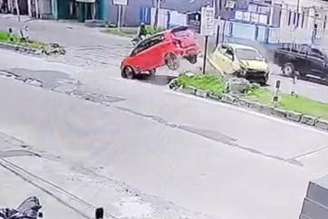 Mobil pelaku pencurian kotak amal masjid menabrak minibus lain.