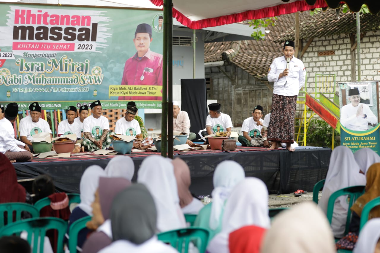Komunitas Kiai Muda Jawa Timur melaksanakan khitanan massal bertema Khitan Itu Sehat 2023 di Pondok Pesantren (Ponpes) Nabaul Qur'an Al Marz