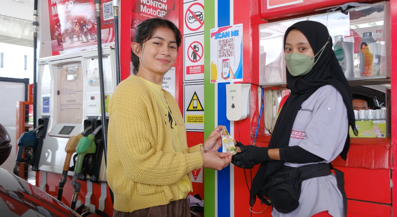 Petugas SPBU mendapat Antis Hand Sanitizer gratis sebagai bagian dari penerapan protokol kesehatan pencegahan penularan covid-19. 