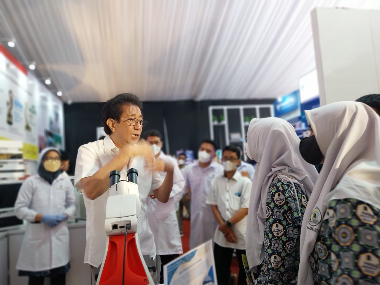 Direktur Sido Muncul, Irwan Hidayat, menjelaskan, proses produksi jamu kepada 30 siswa SMA negeri 68