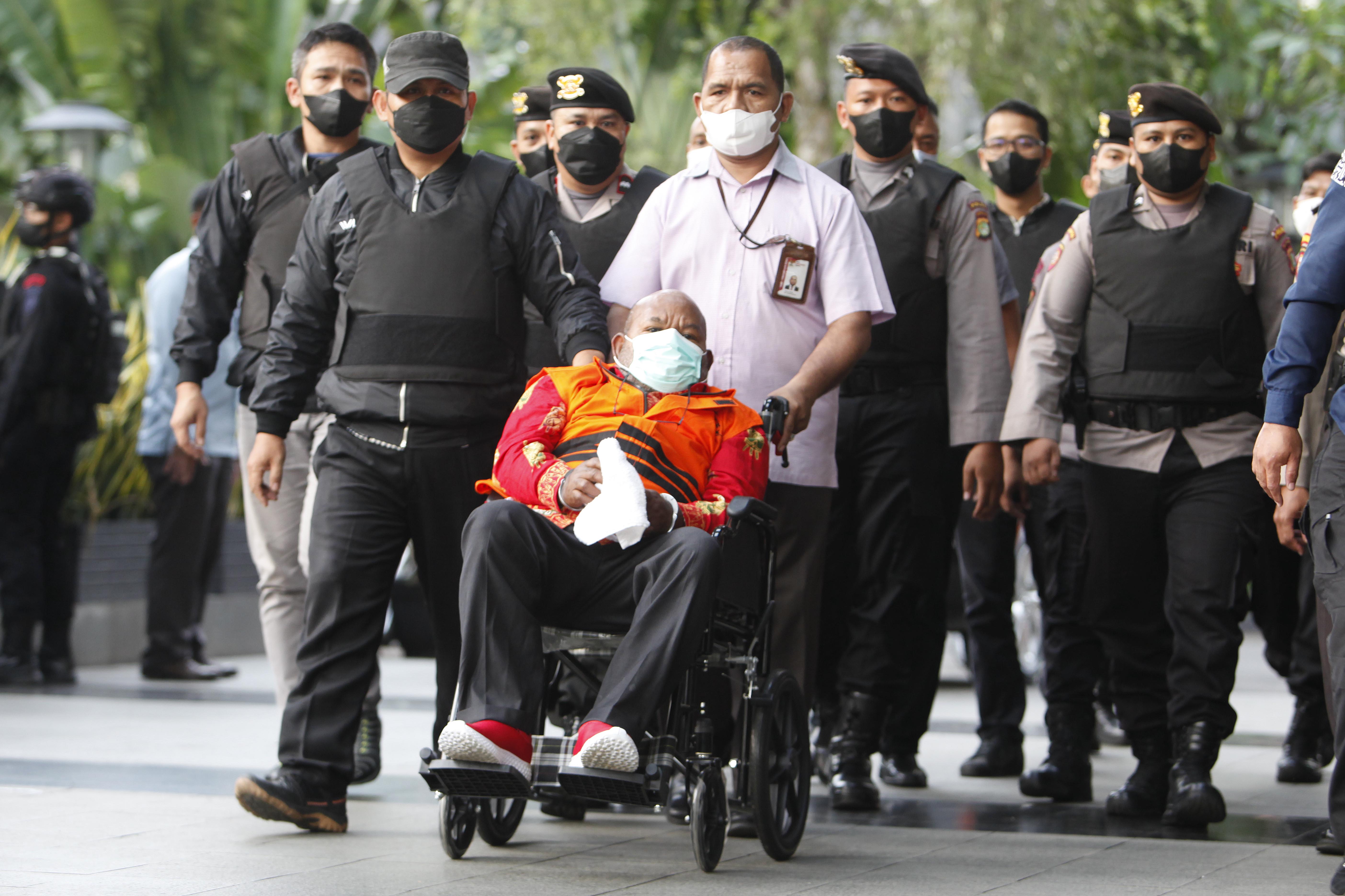 Gubernur Papua Lukas Enembe yang berstatus tersangka dikawal petugas menggunakan kursi roda untuk menjalani pemeriksaan perdana di KPK.
