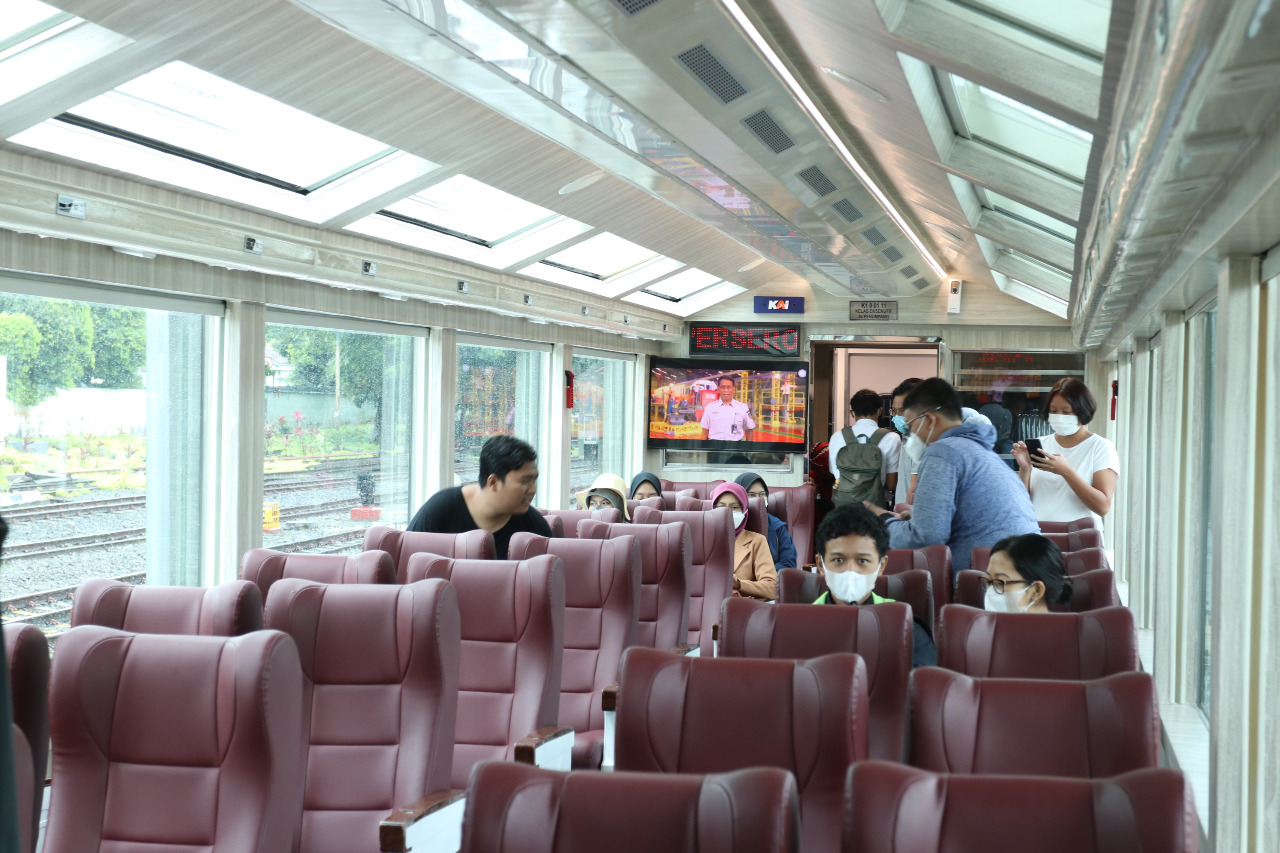 Kereta panoramic yang dioperasikan KAI.