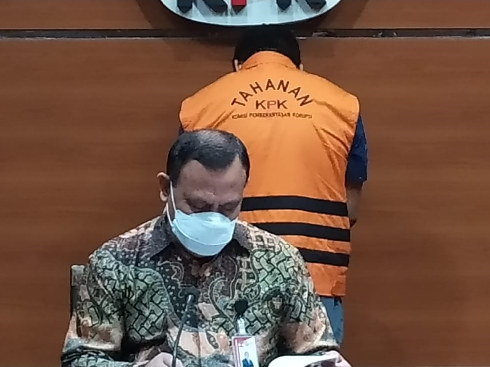 Ketua KPK Firli Bahuri bersama tersangka Bambang Kayun.