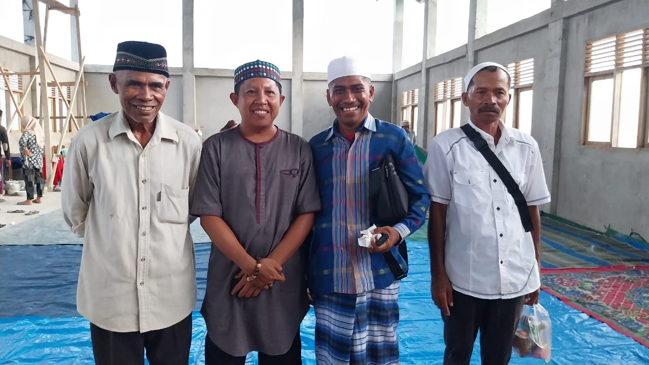 H. Burhan Zainuddin, tokoh masyarakat Lakudo dan Kepala Desa Waara, H. Samsul Zinu bersama petani rumput laut di Butin, Sultra.