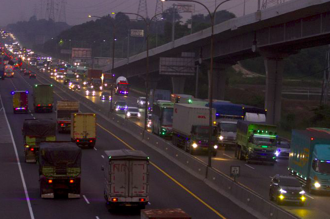 Kendaraan melintas di Tol Jakarta-Cikampek saat momen libur imlek.