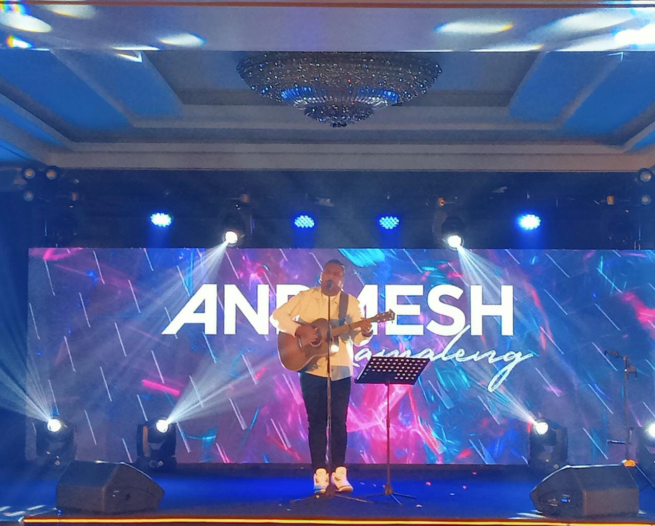 Penyanyi Andmesh Kamaleng, meriahkan peluncuran Ballroom Ibis Trans Studio Bandung