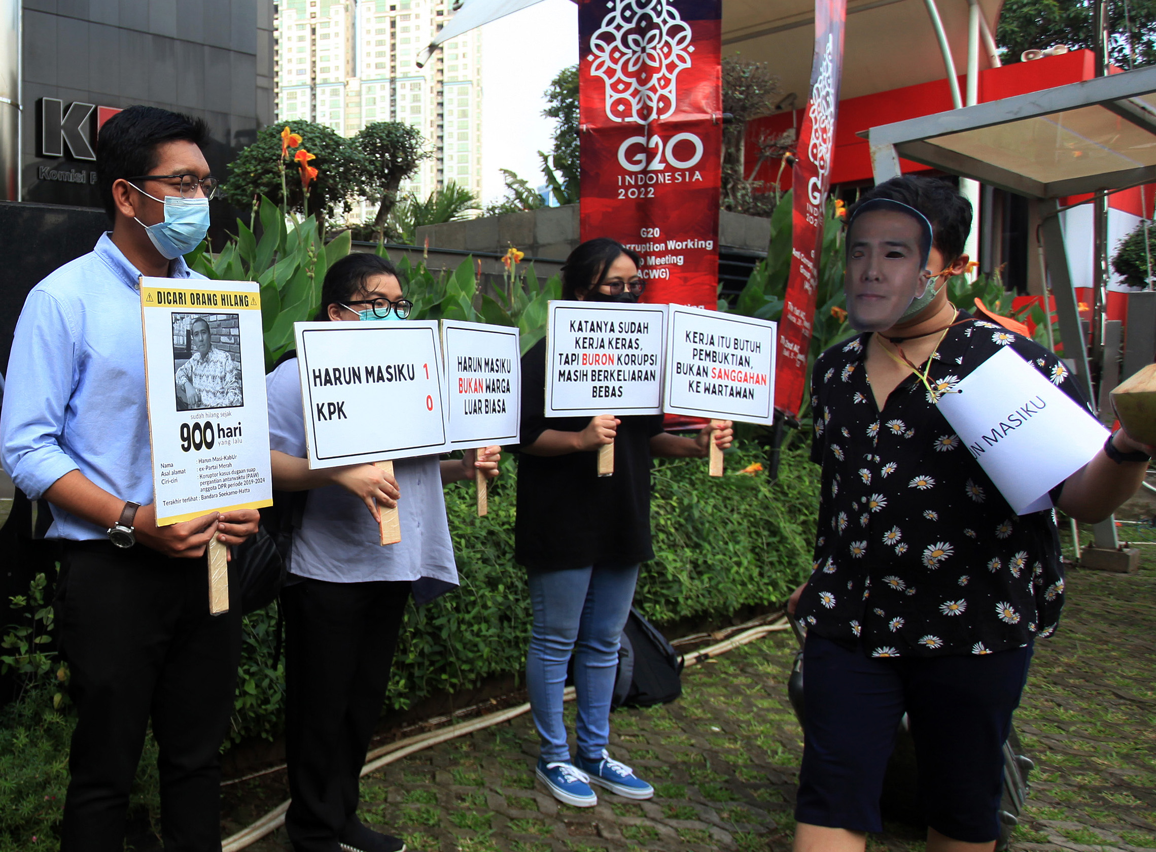 Sejumlah aktivis Indonesia Corruption Watch (ICW), melakukan aksi teatrikal saat unjuk rasa di depan Gedung KPK Merah Putih, Jakarta, Selasa