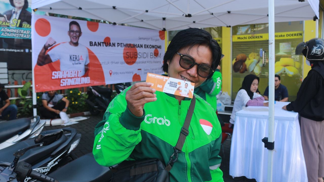 Pengemudi ojek online memperlihatkan kupon BBB subsidi dari Sahabat Sandi di SPBU Pertamina Tlogomas, Kecamatan Lowokwaru, Kota Malang, Jati