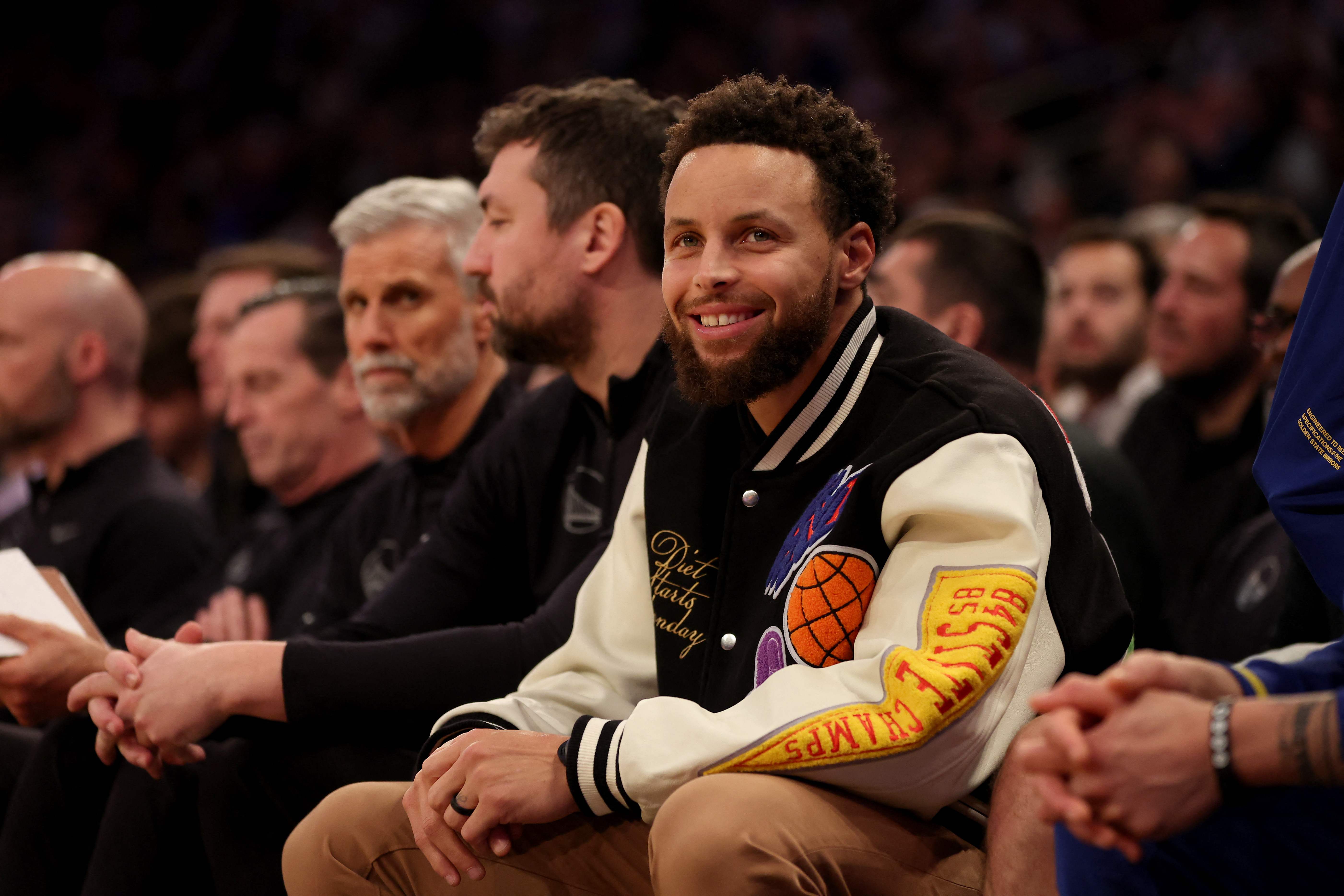 Bintang Golden State Warriors, Stephen Curry, hanya duduk di bangku cadangan saat timnya berhadapan dengan New York Knicks. 