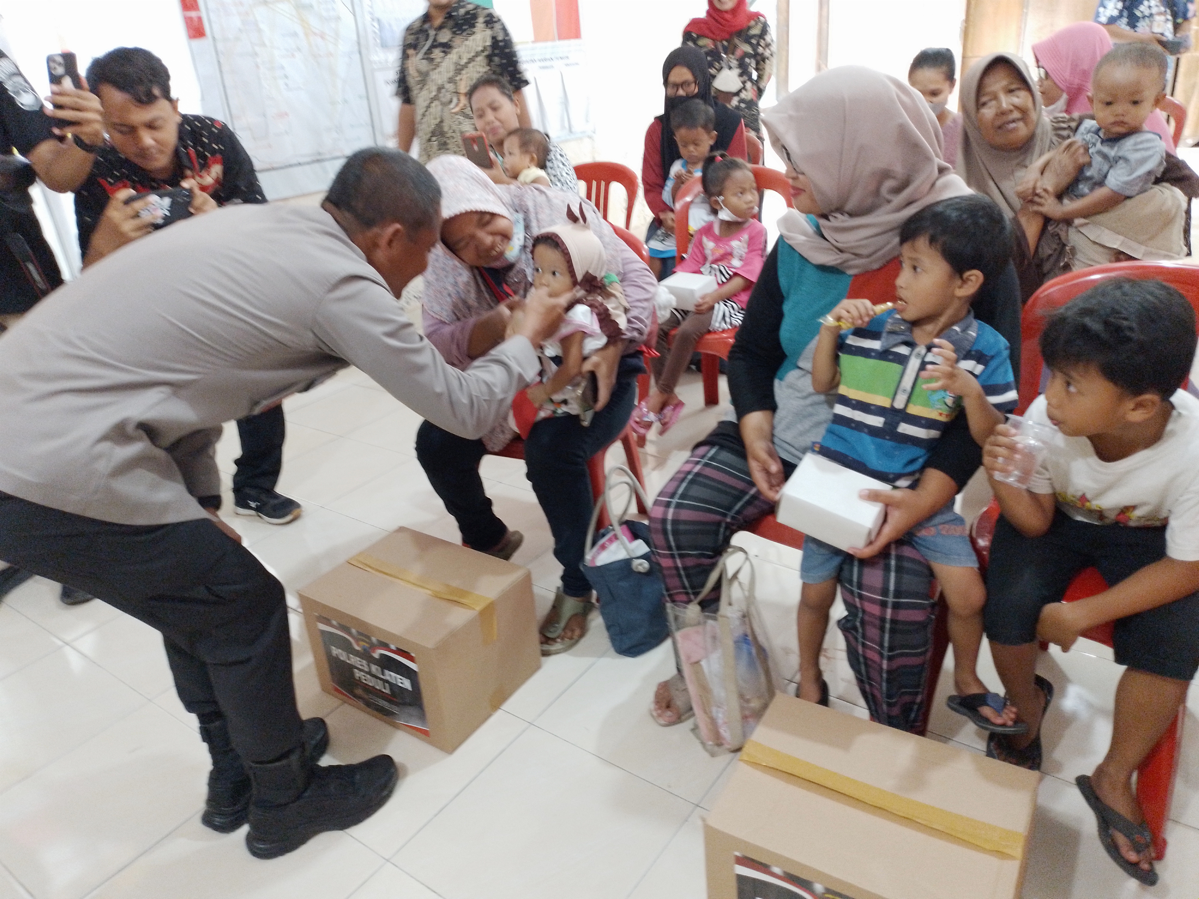Kapolres AKB Eko Prasetyo mengajak bicara anak balita di Balai Desa Karanganom