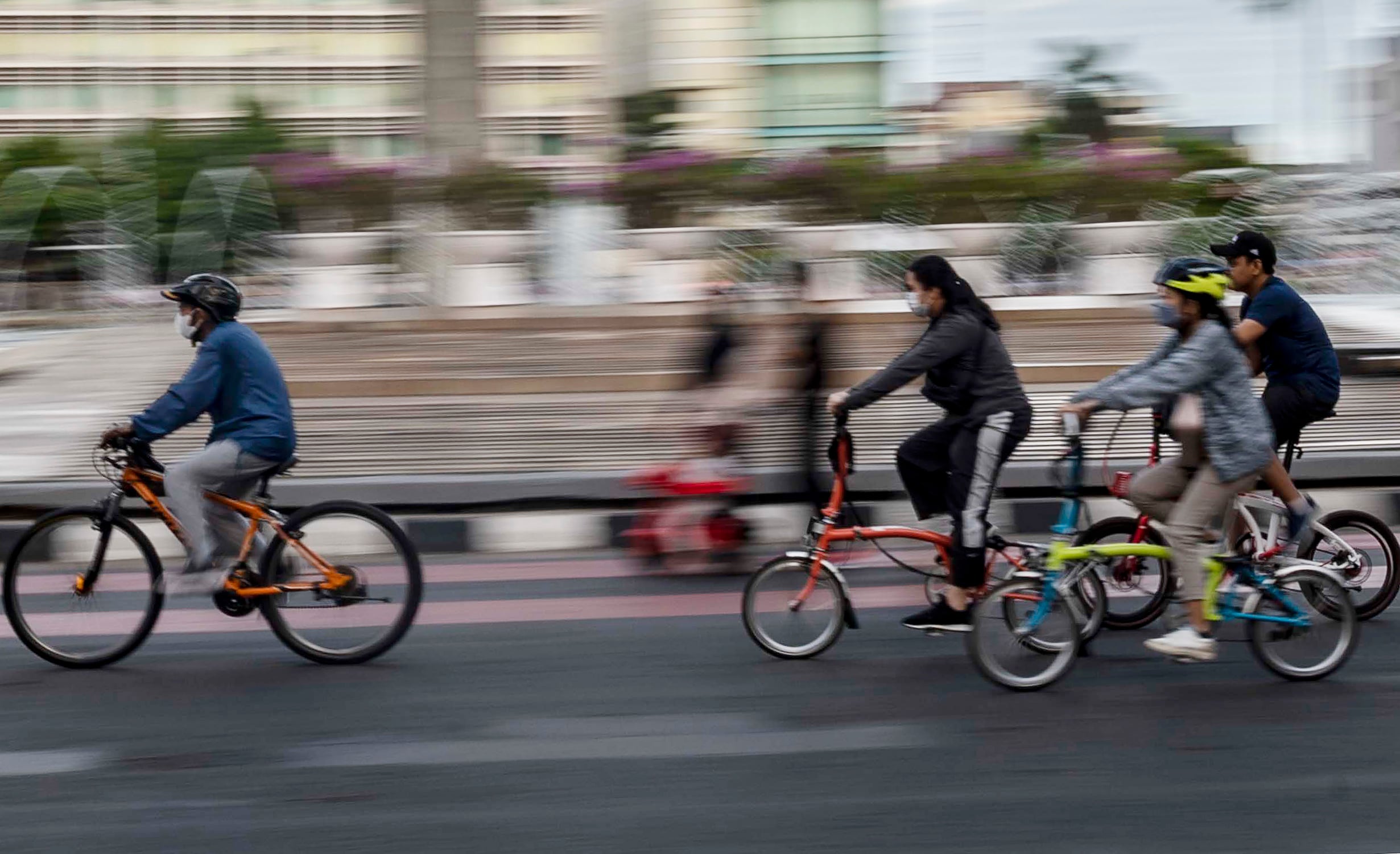 Sejumlah warga bersepeda saat berlangsungnya hari bebas kendaraan bermotor di Jakarta.