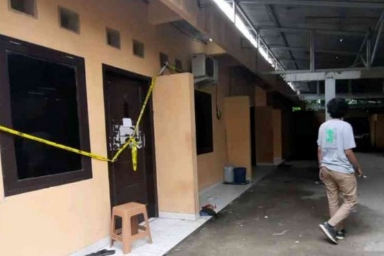 Petugas memasang garis polisi di rumah kontrakan tempat ditemukan jasad wanita dimutilasi di Desa Lambangsari, Kabupaten Bekasi.