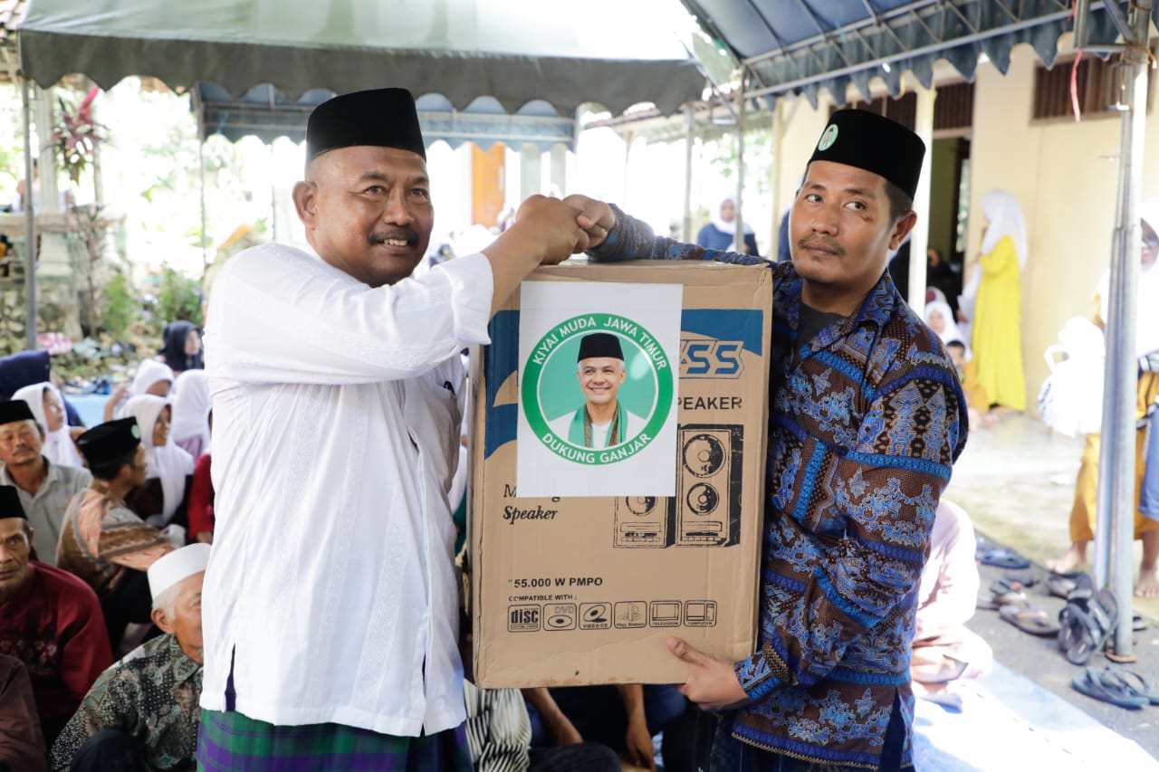 Relawan Kiai Muda Jatim memberikan sejumlah bantuan untuk Majelis Taklim Darut Tauhid di Desa Pucangan, Kecamatan Montong, Kab. Tuba, Minggu